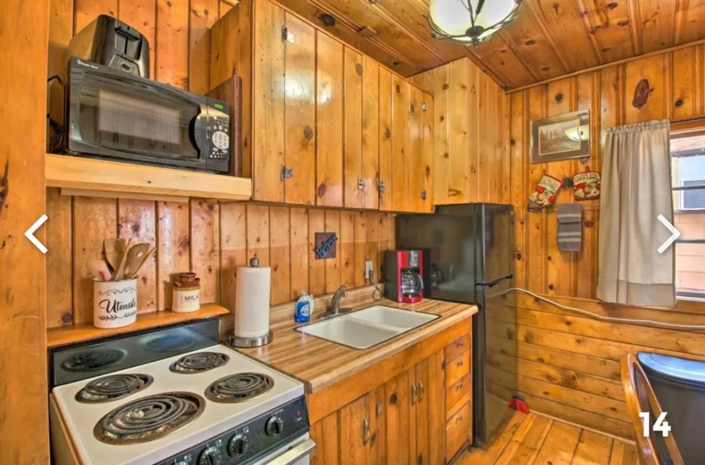 Kitchen or kitchenette in Hidden Rest Cabins and Resort