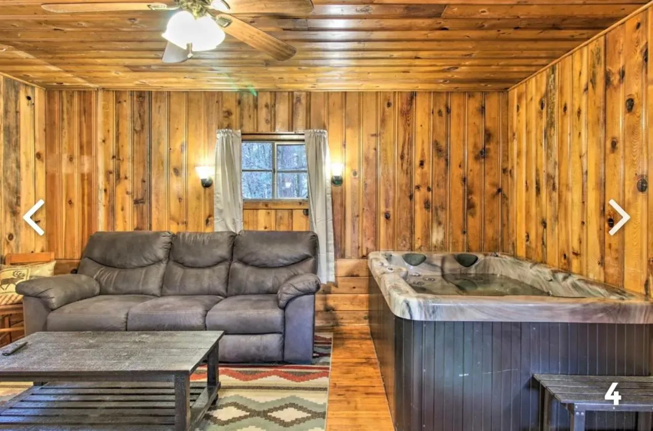 Hot Tub in Hidden Rest Cabins and Resort