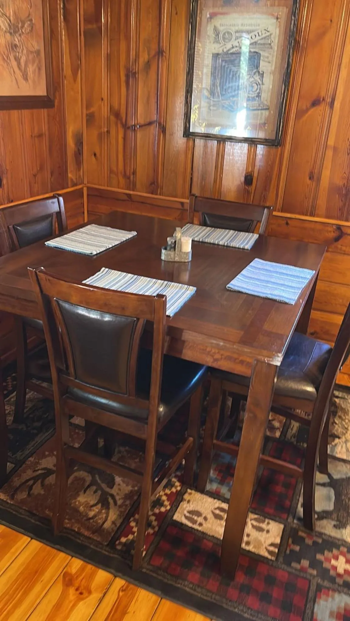Dining area in Hidden Rest Cabins and Resort