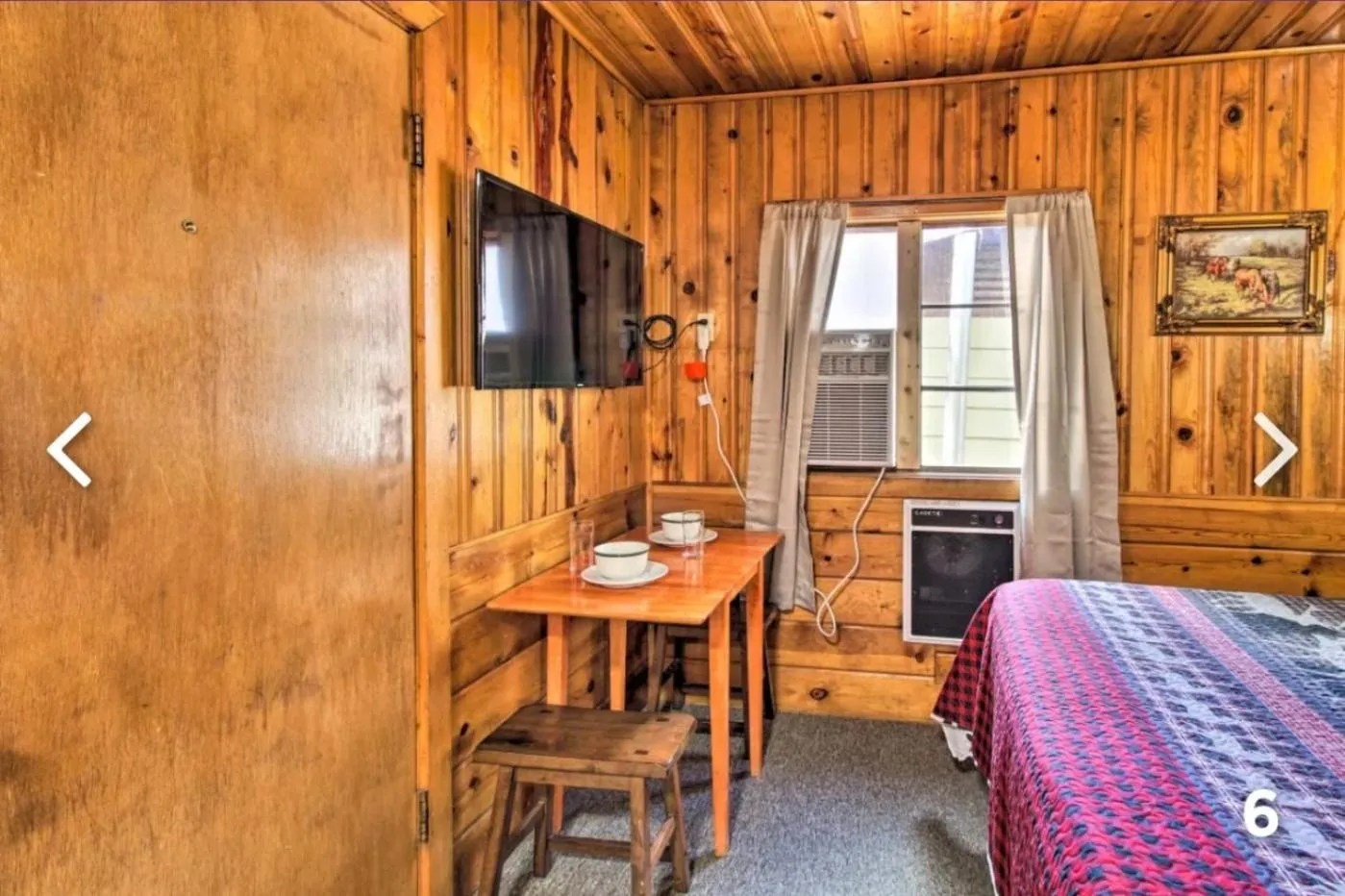 TV and multimedia, Bed in Hidden Rest Cabins and Resort