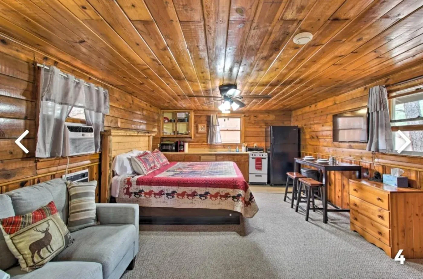 Photo of the whole room, Bed in Hidden Rest Cabins and Resort