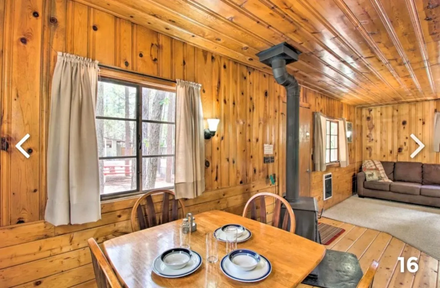 Dining area in Hidden Rest Cabins and Resort