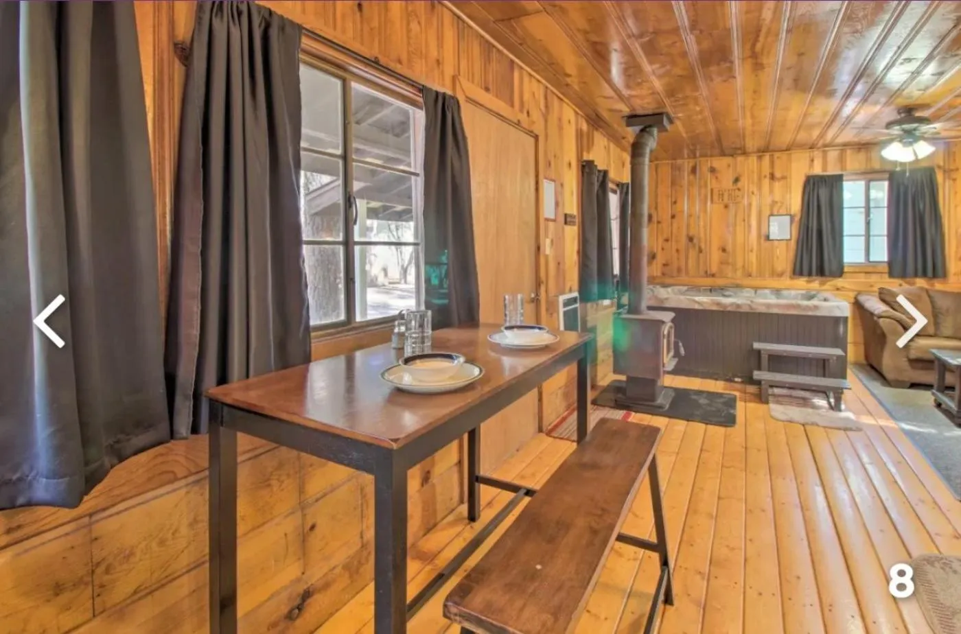 Hot Tub in Hidden Rest Cabins and Resort