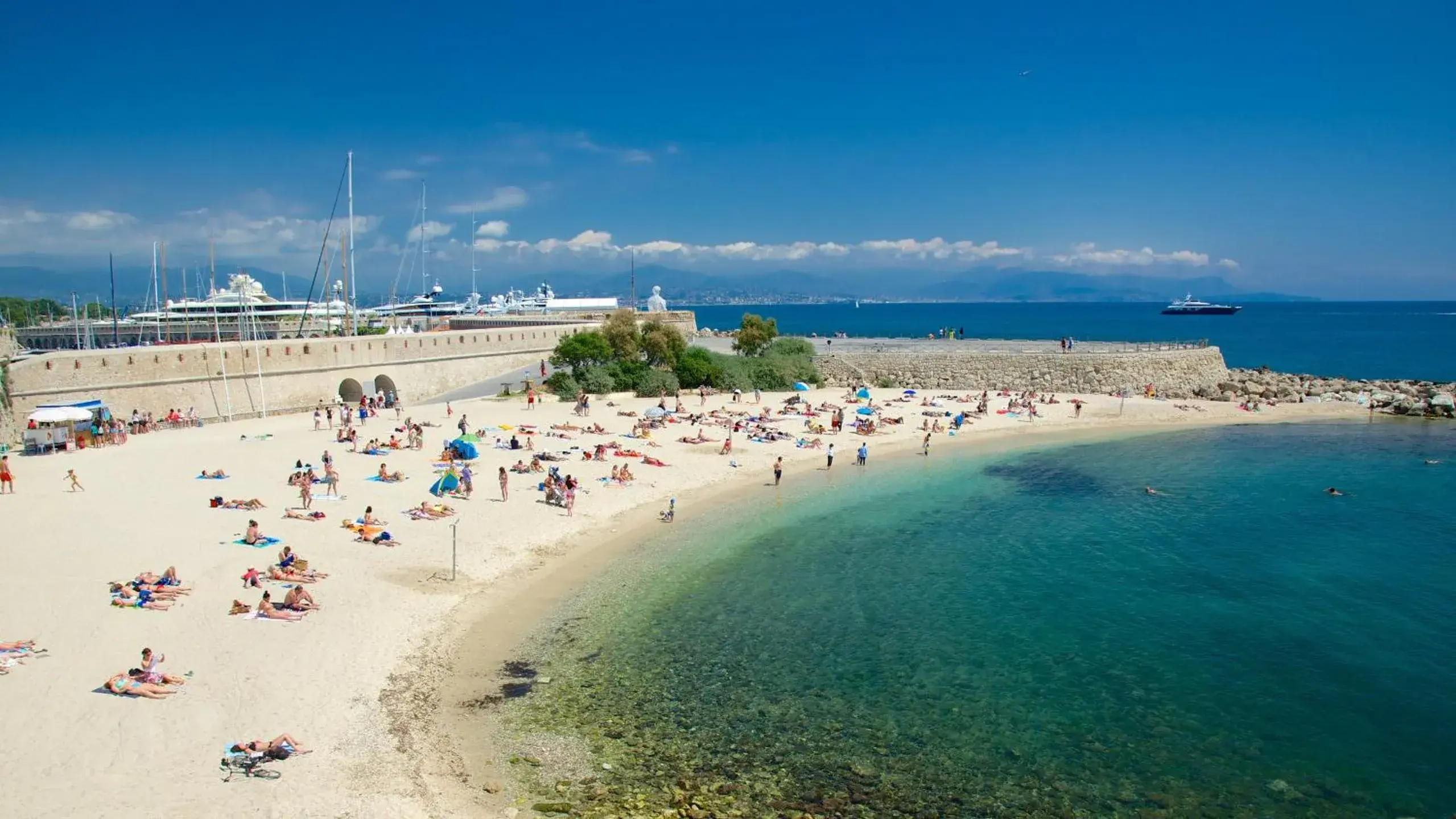 Top-of-range appartment of 90m2 & 20m2 of sunny terrace, 2min from sea Top-of-range appartment of 90m2 & 20m2 of sunny terrace, 2min from sea