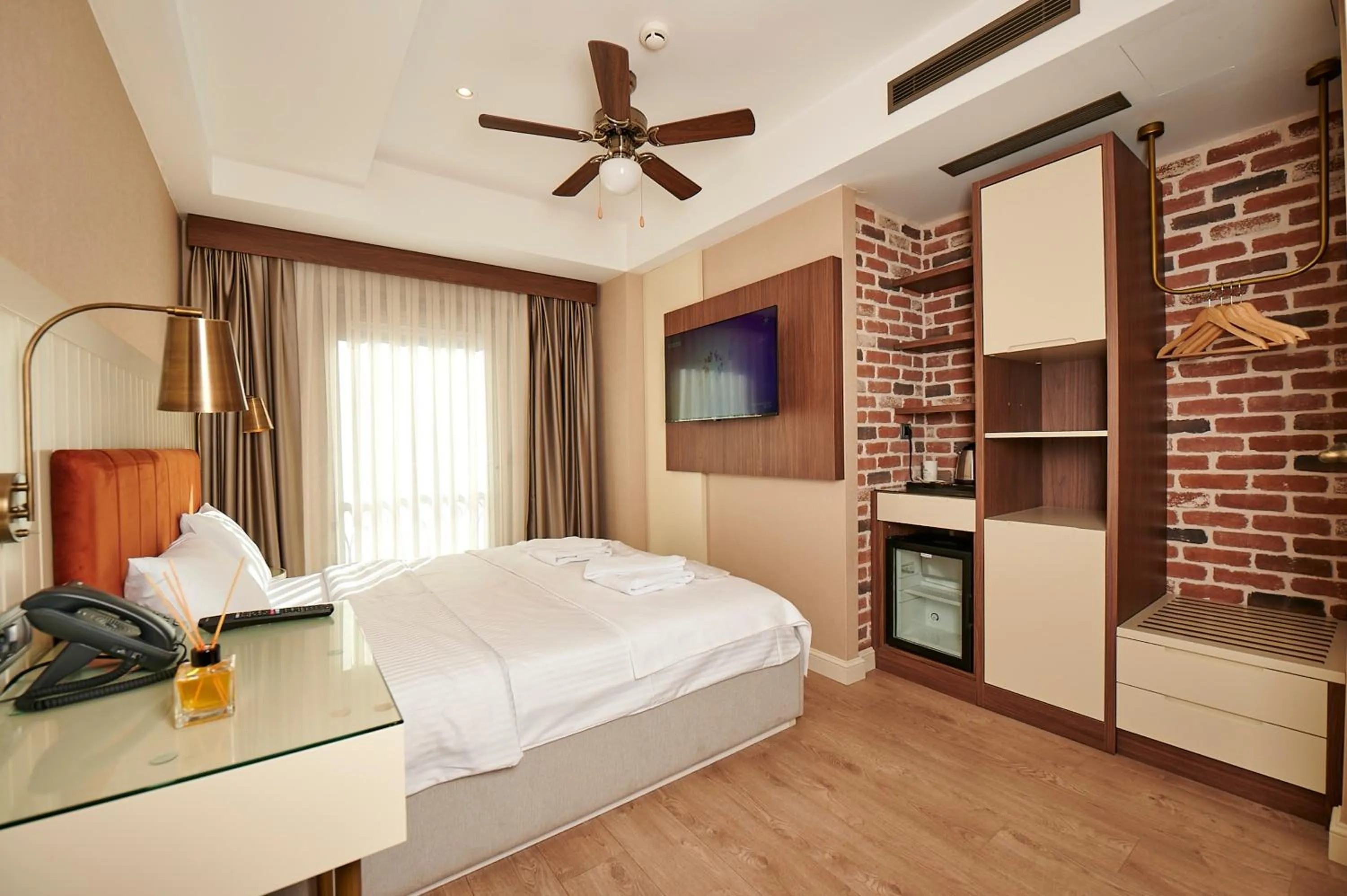 Communal lounge/ TV room, Bed in Saratoga Hotel Sultanahmet