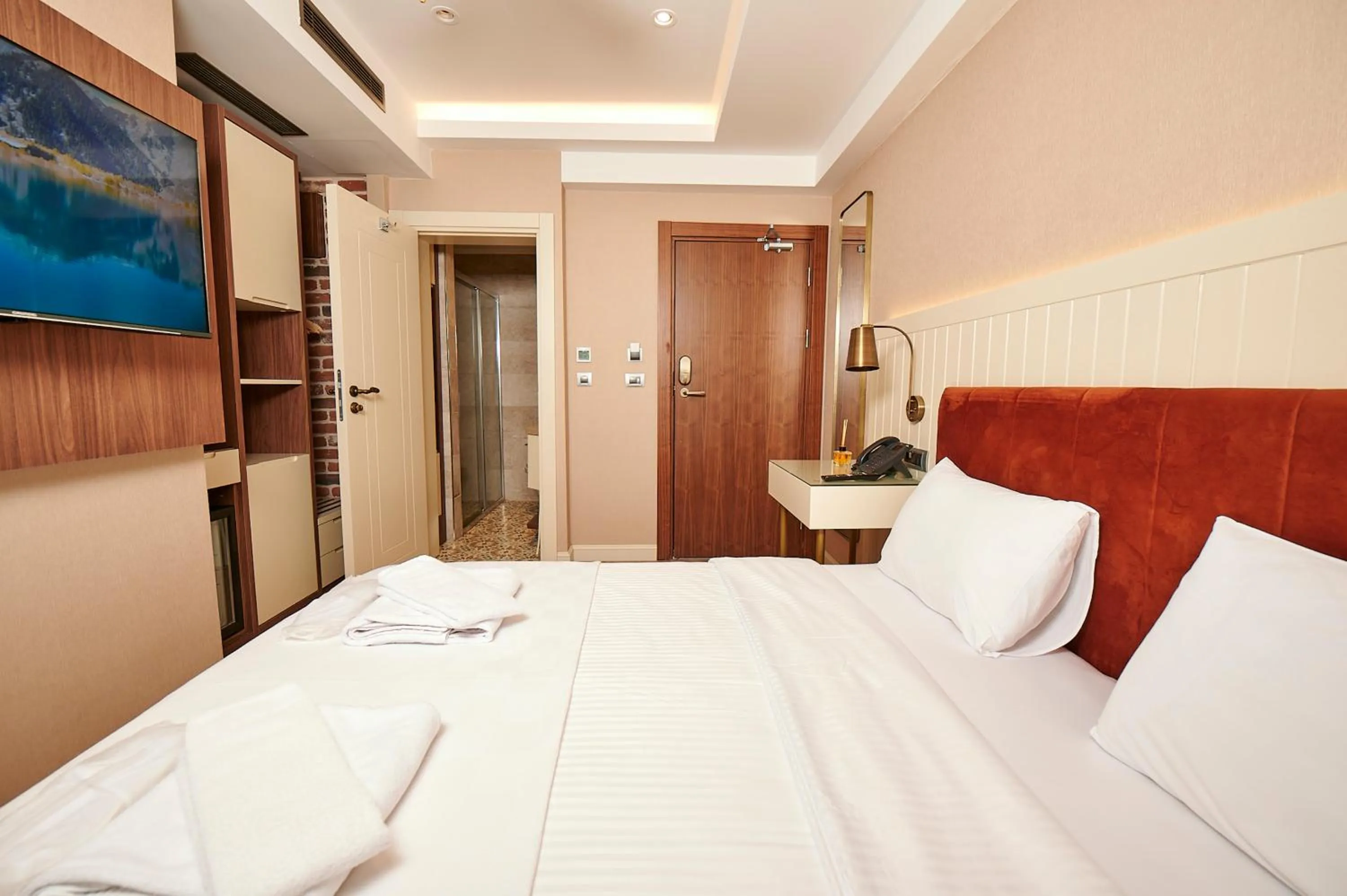 TV and multimedia, Bed in Saratoga Hotel Sultanahmet