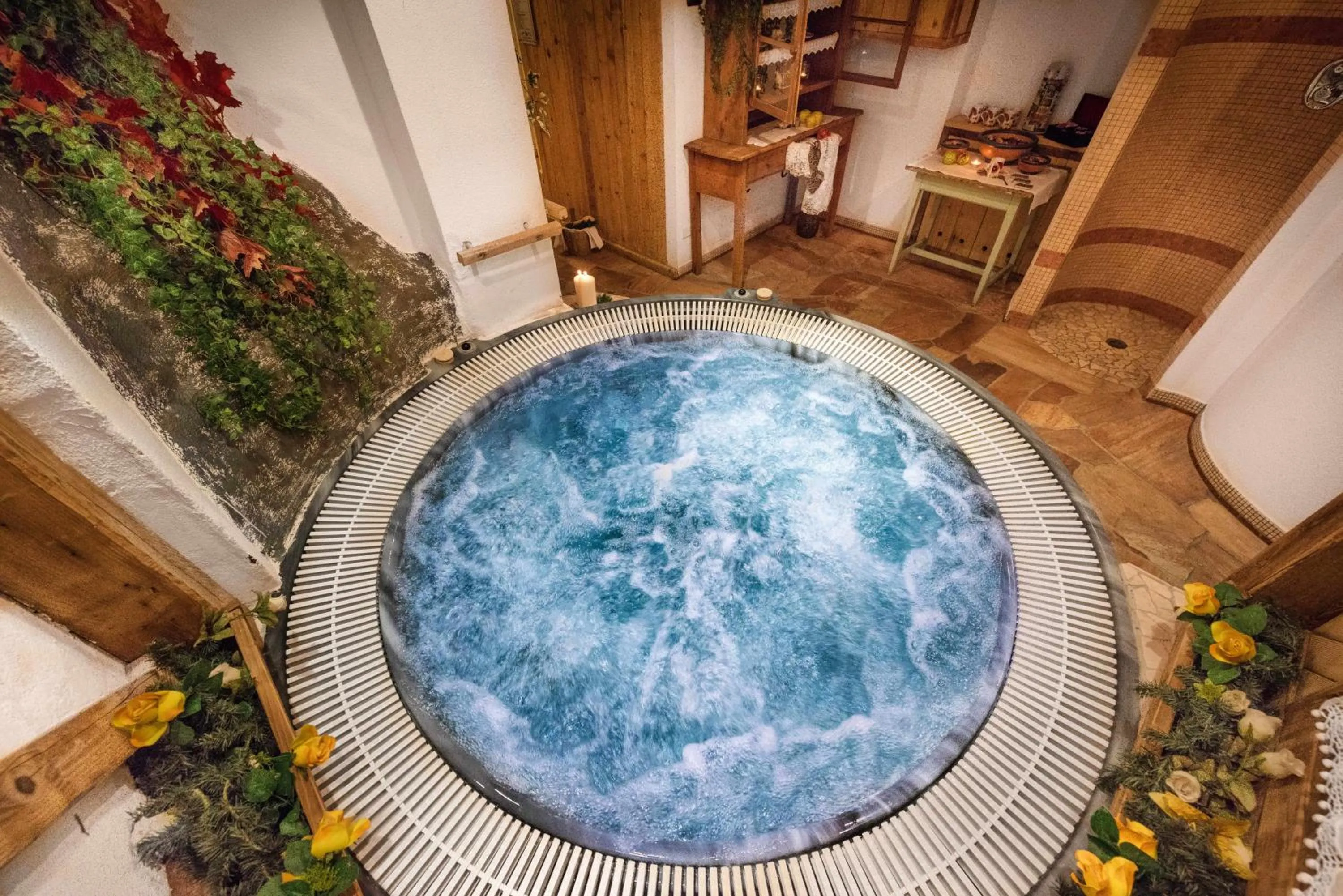 Hot Tub in Romantic Charming Hotel Rancolin