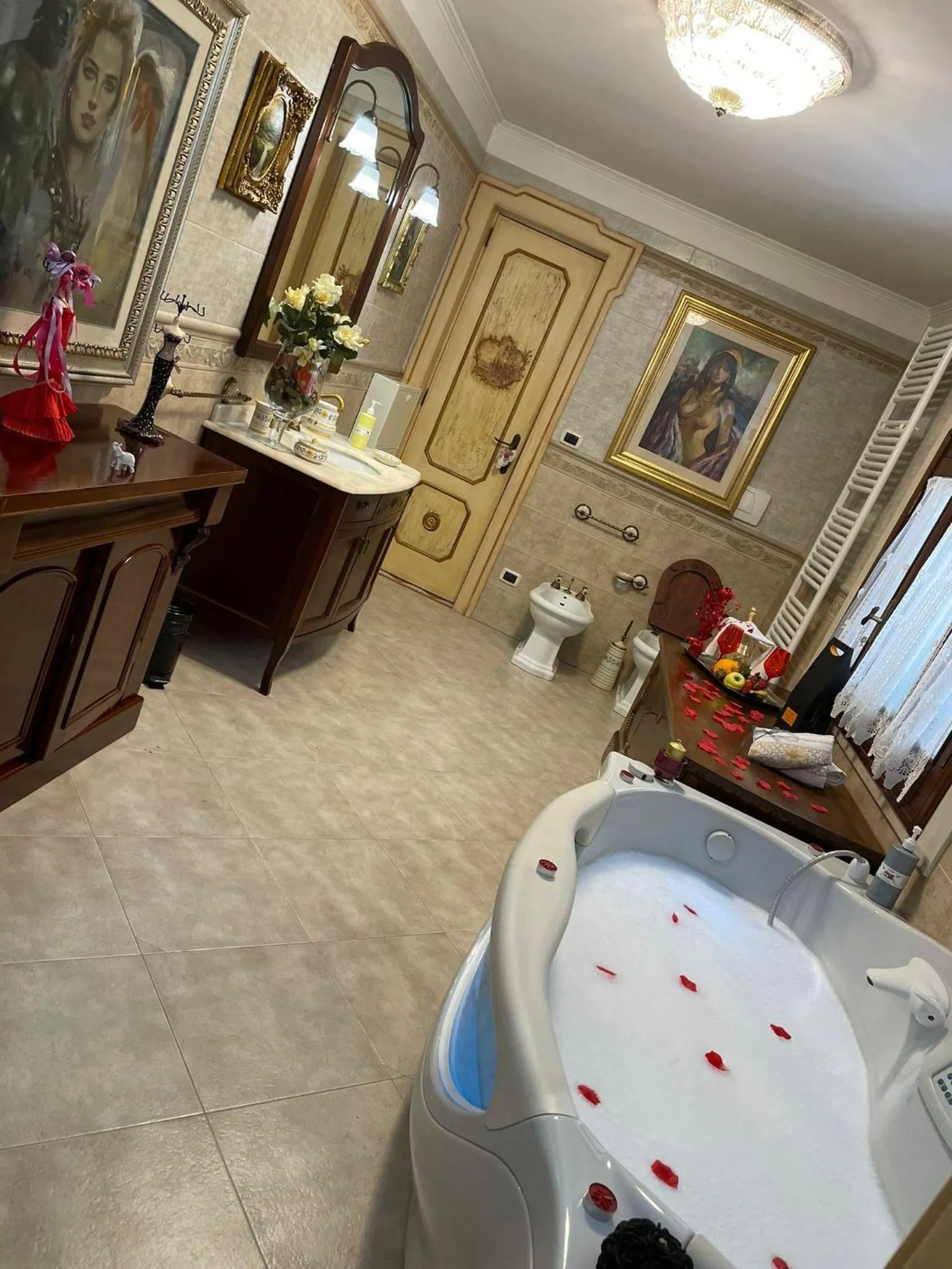 Hot Tub in Regina Suite