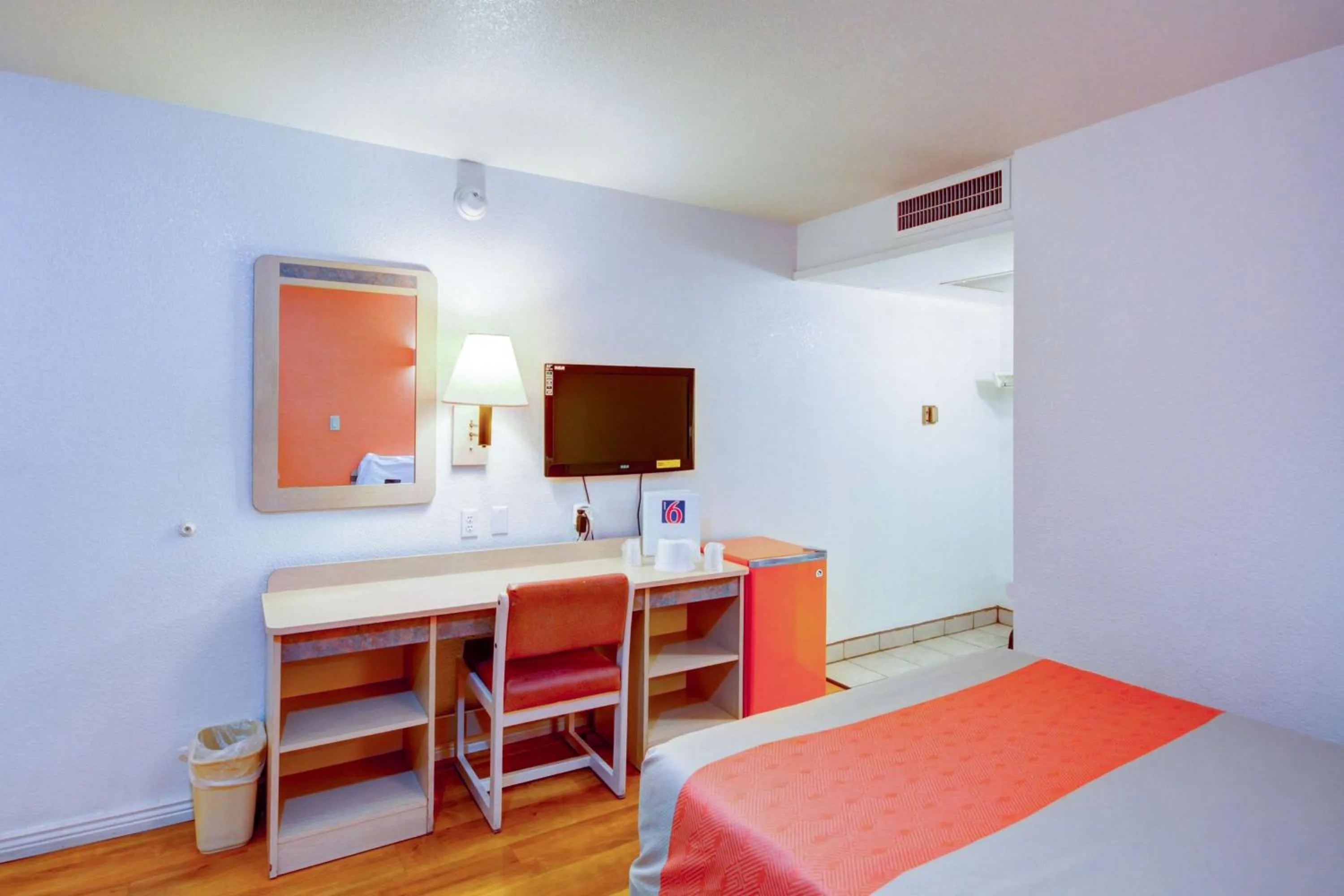 TV and multimedia, Bed in Motel 6 Saint George, UT