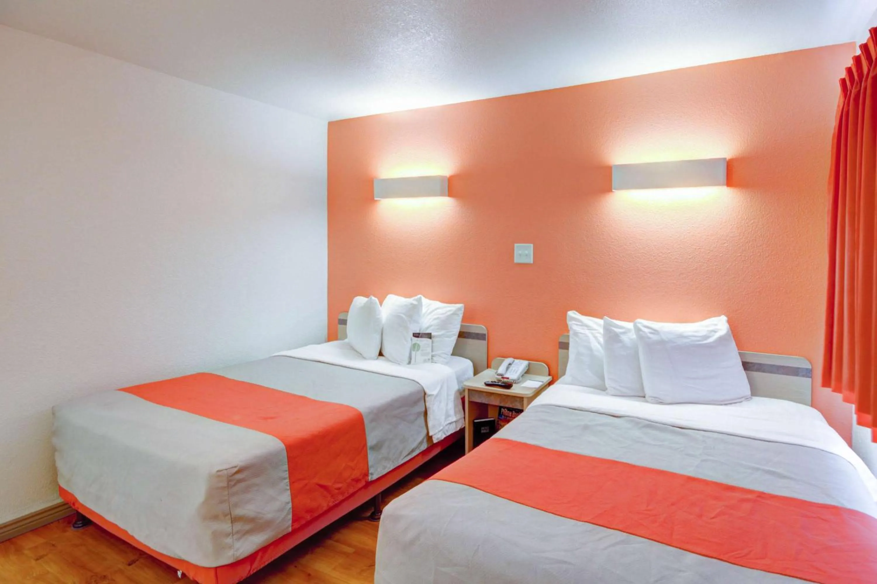 Photo of the whole room, Bed in Motel 6 Saint George, UT