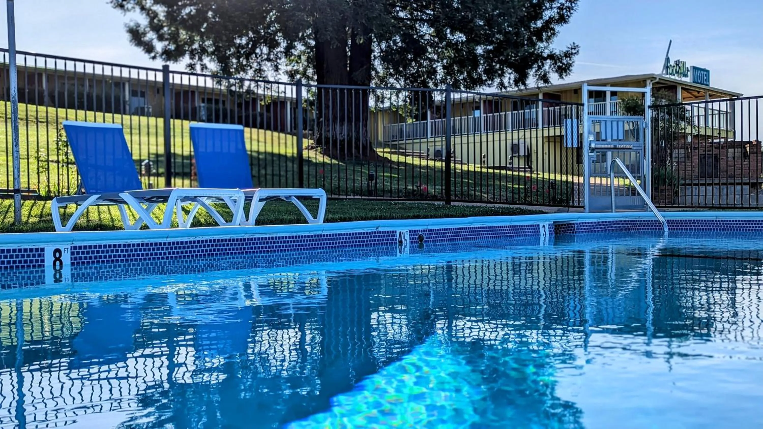 Swimming pool in Foothills Motel