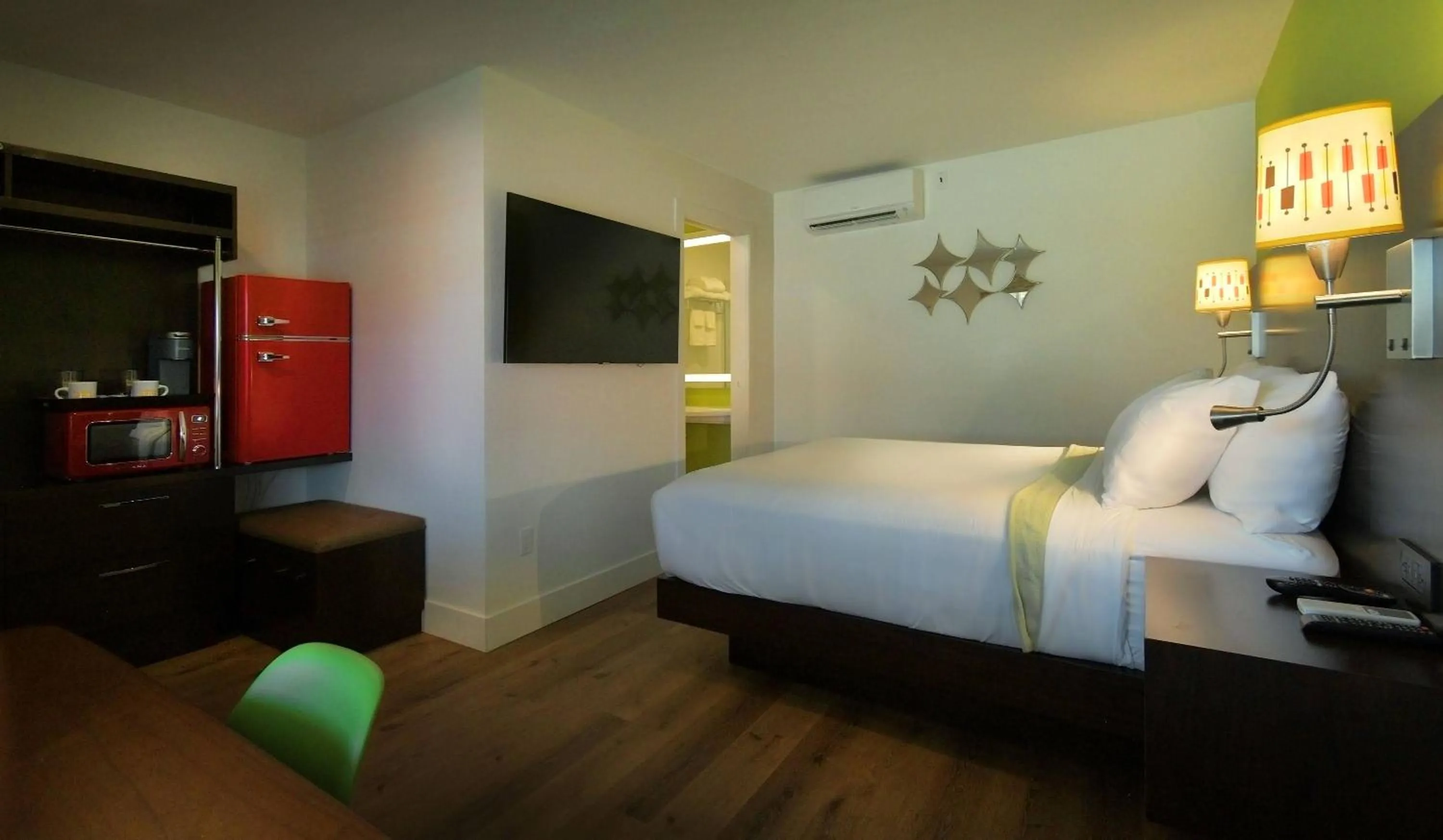 Property building, Bed in Foothills Motel