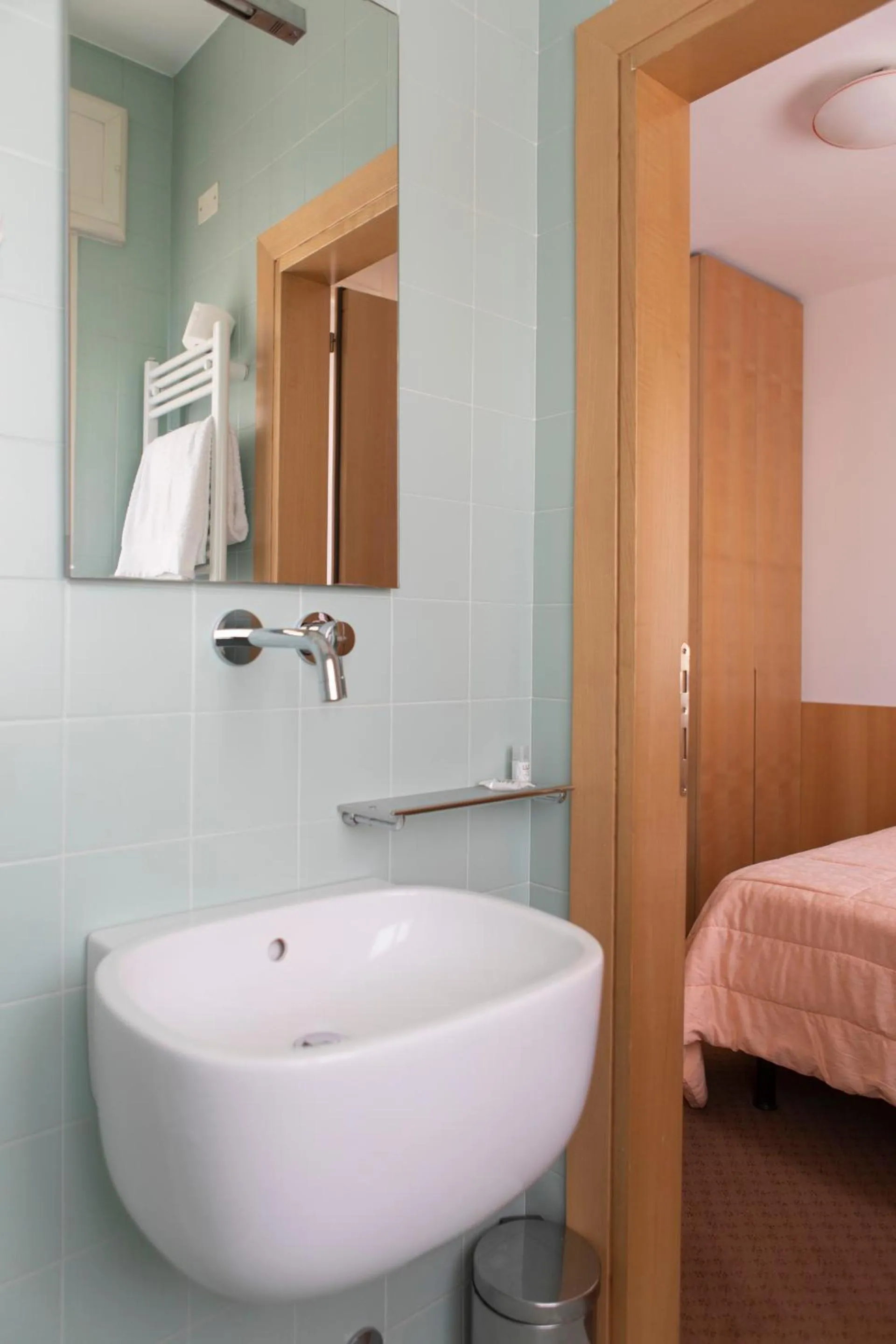 Bathroom, Bed in Hotel Due Mori