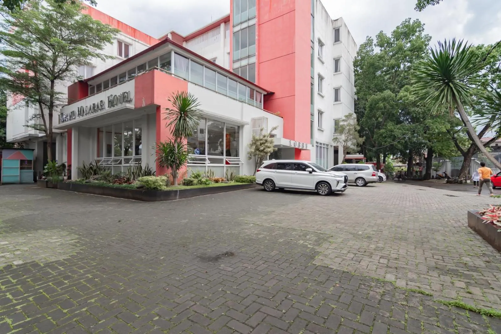 Facade/entrance in Urbanview Hotel Grand Malabar Bandung
