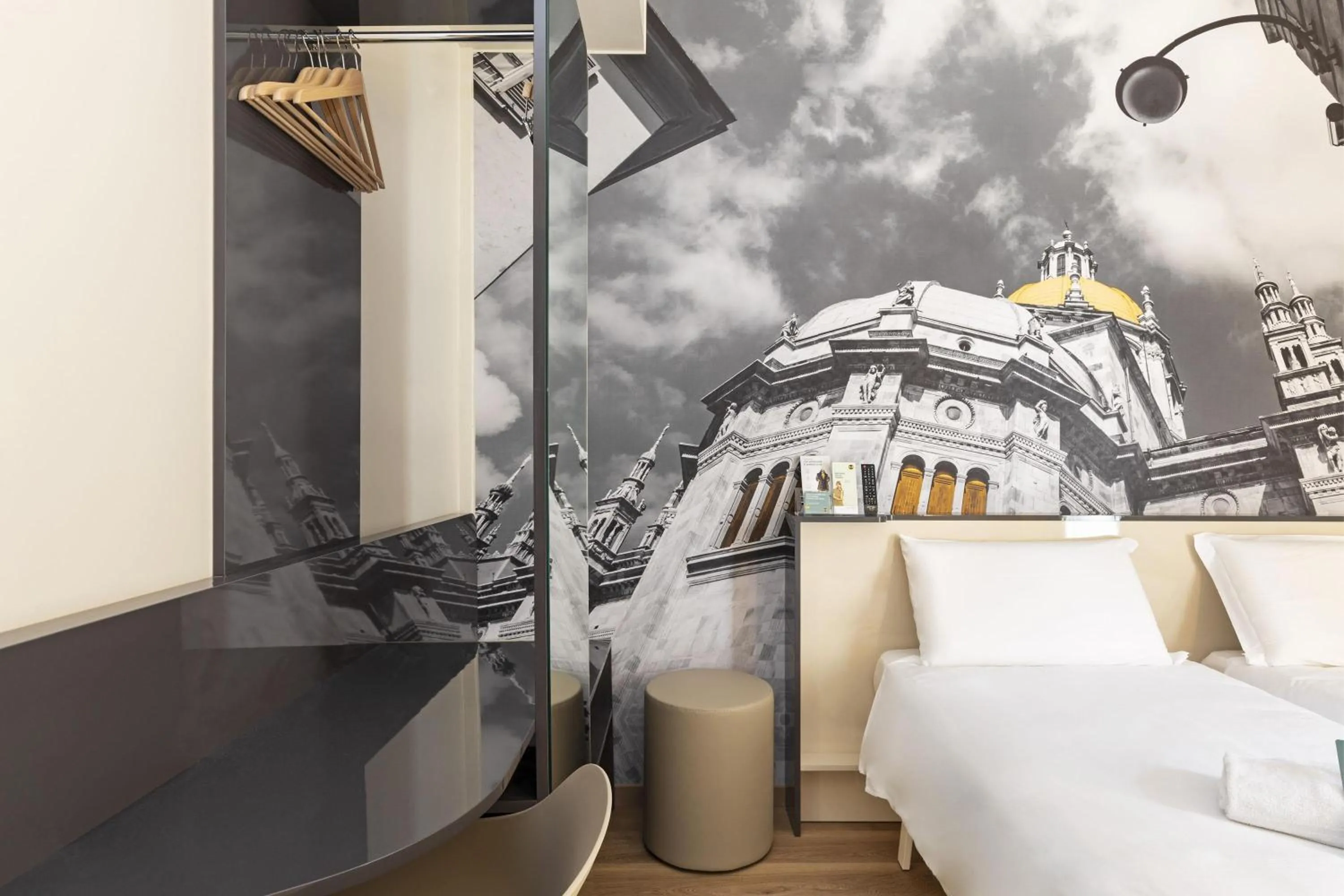 Photo of the whole room, Bed in B&B Hotel Como City Center