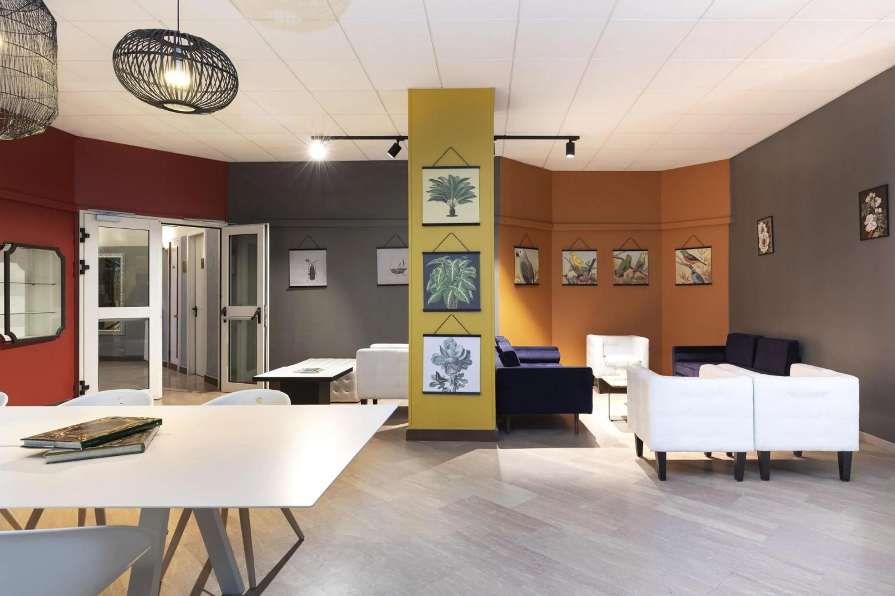 Lobby or reception in B&B Hotel Como City Center