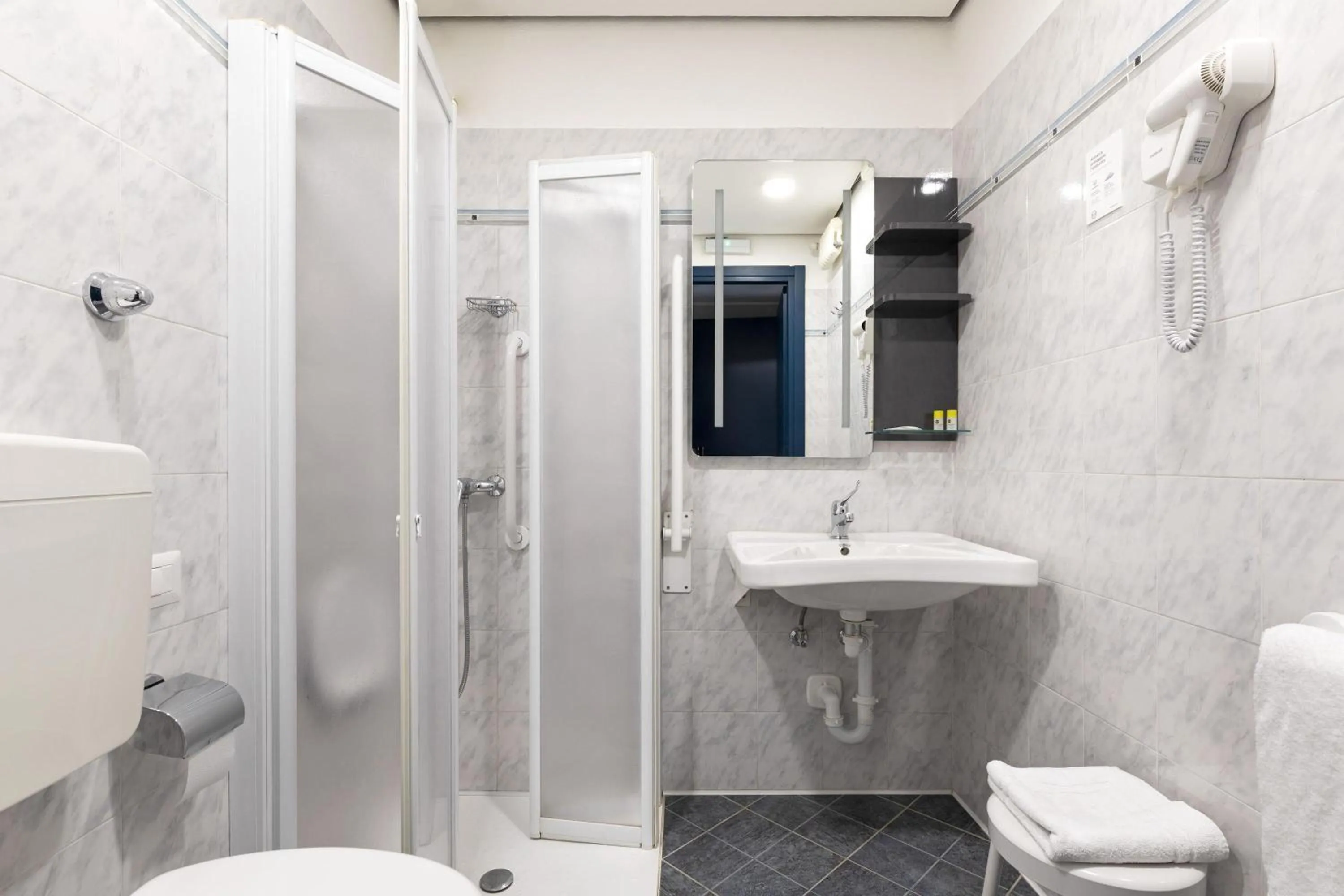 Photo of the whole room in B&B Hotel Como City Center