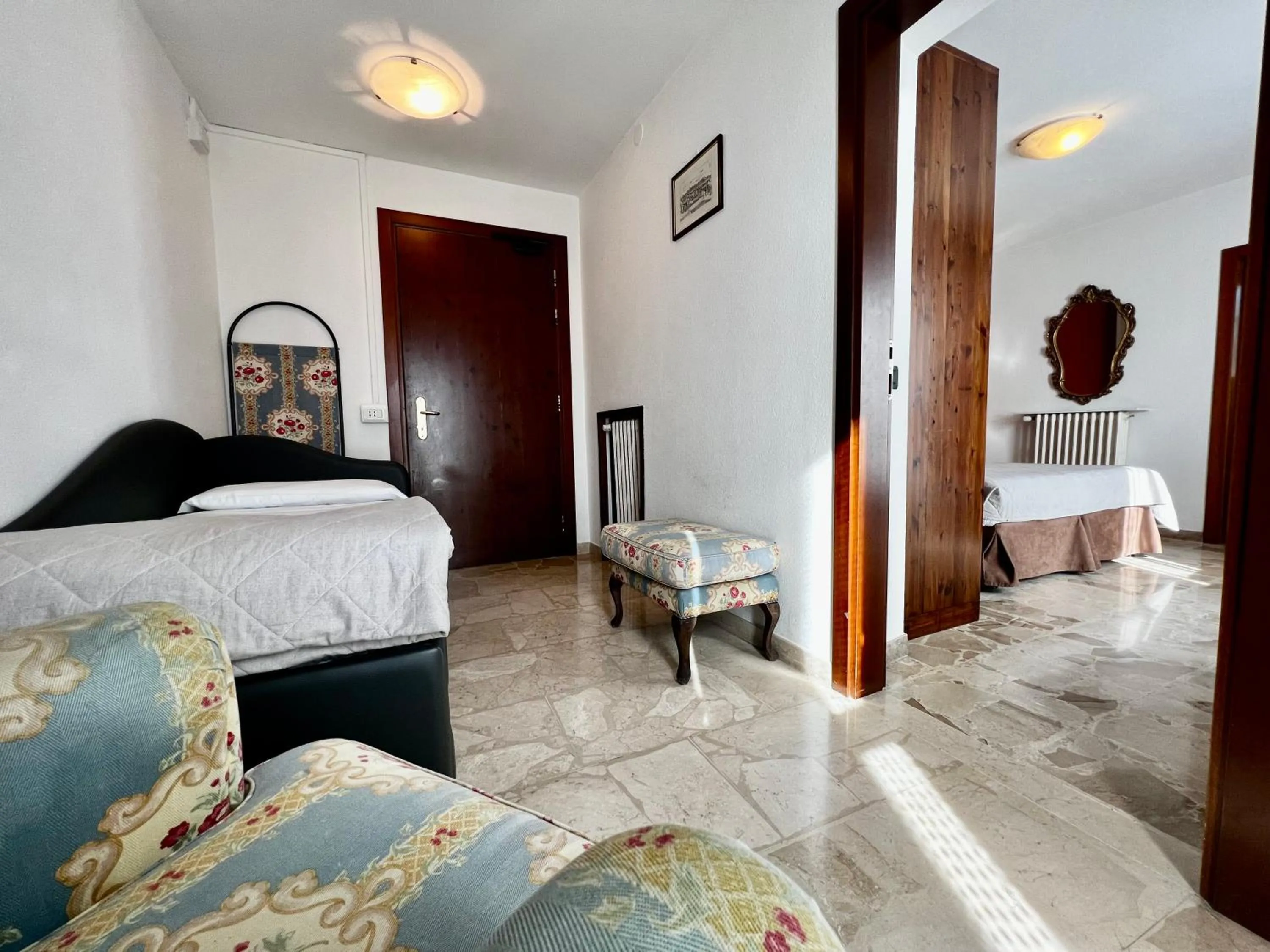 Photo of the whole room, Bed in Aurora