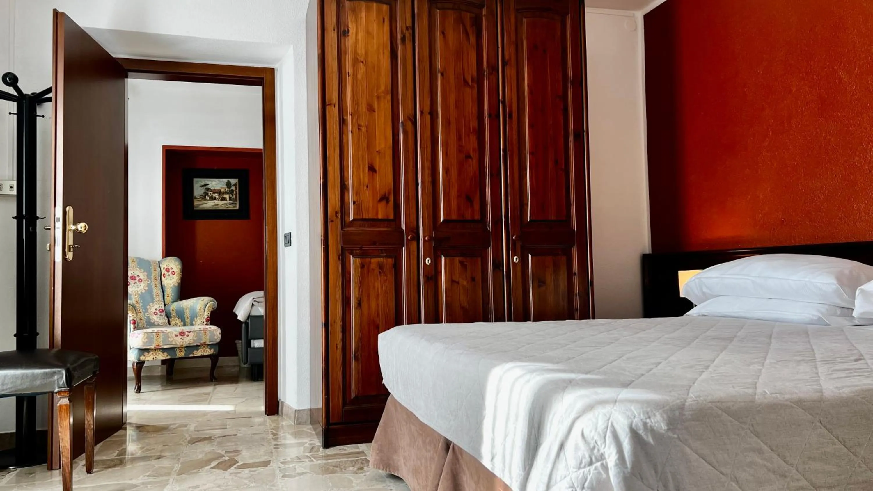 Photo of the whole room, Bed in Aurora