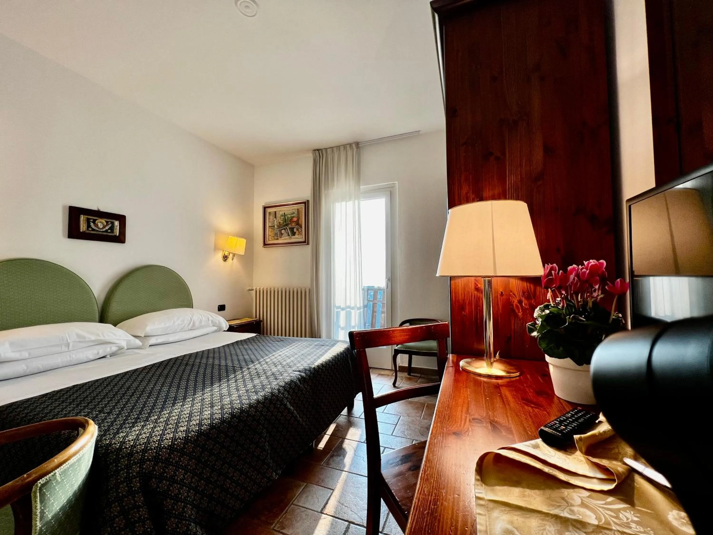 Photo of the whole room, Bed in Aurora