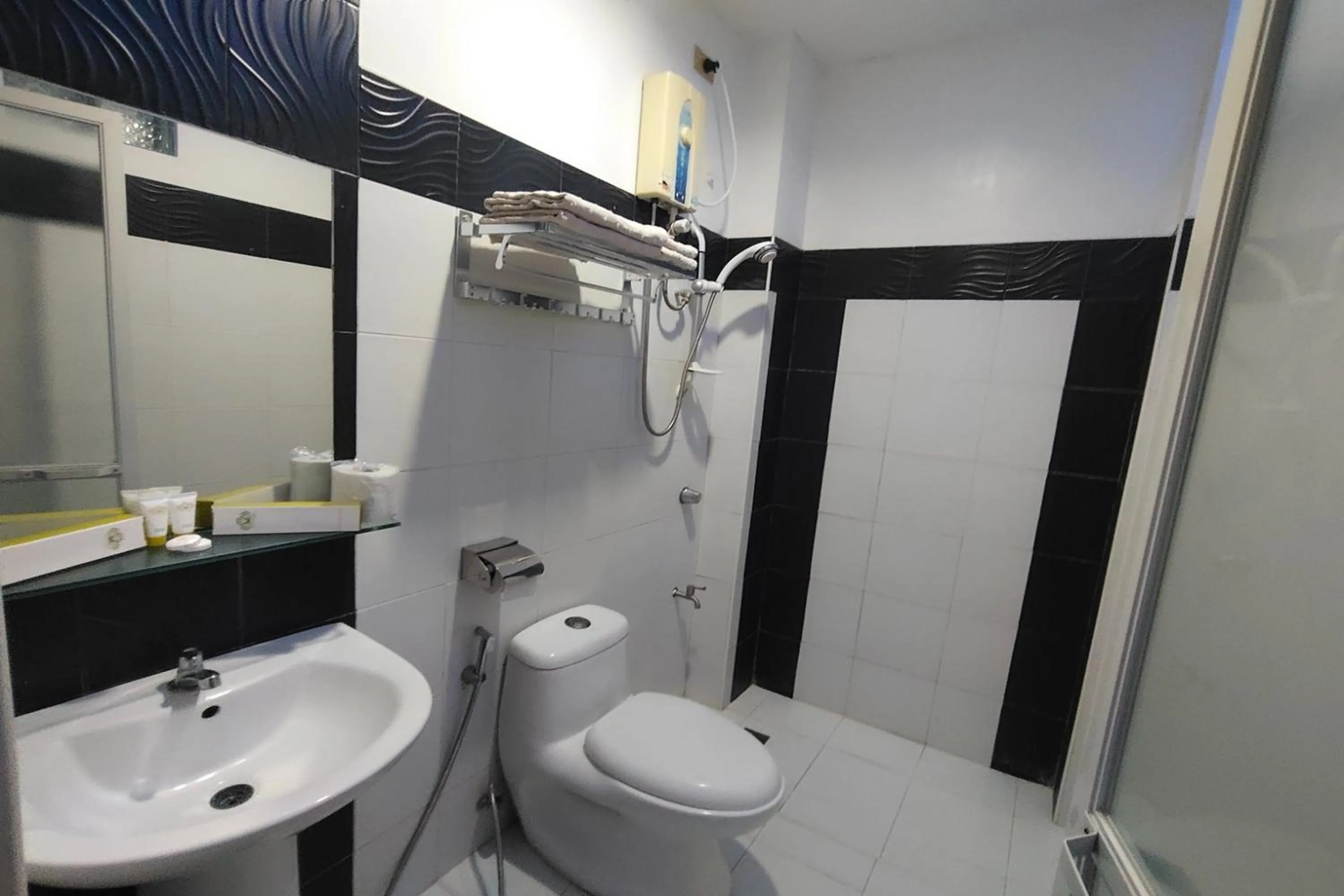 Shower in Bergamo Hotel Lingayen