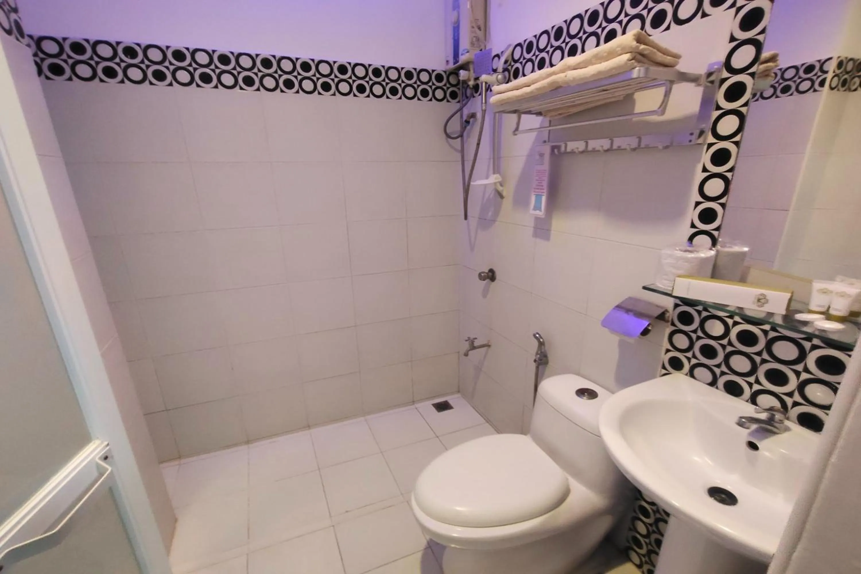 Shower in Bergamo Hotel Lingayen