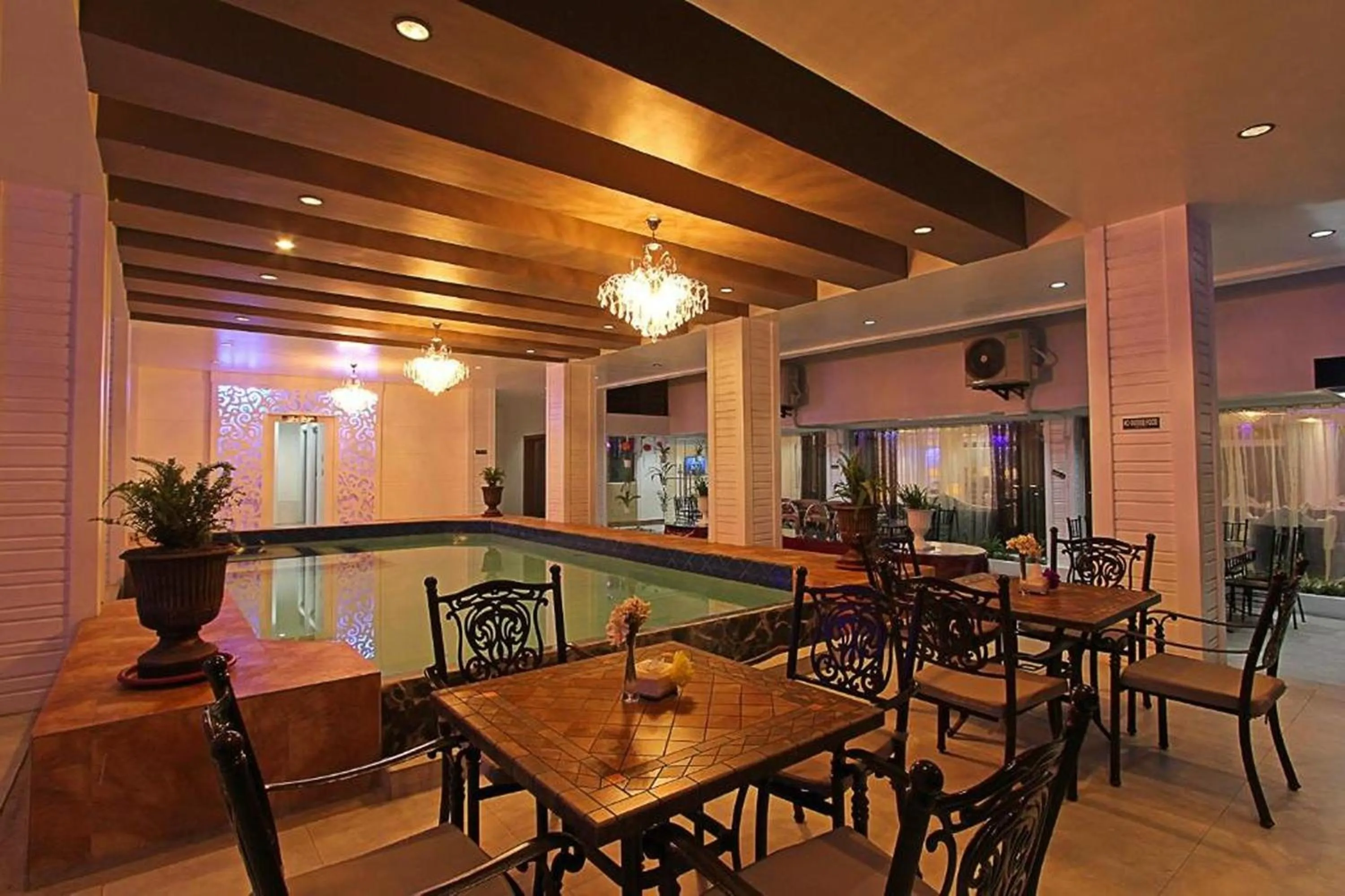 Restaurant/places to eat in Bergamo Hotel Lingayen