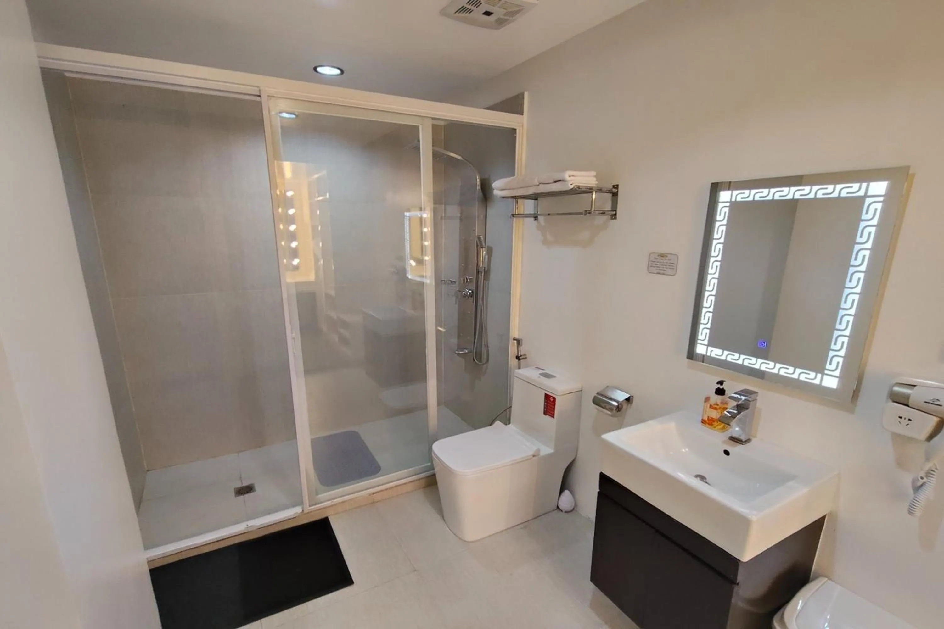 Shower in Bergamo Hotel Lingayen