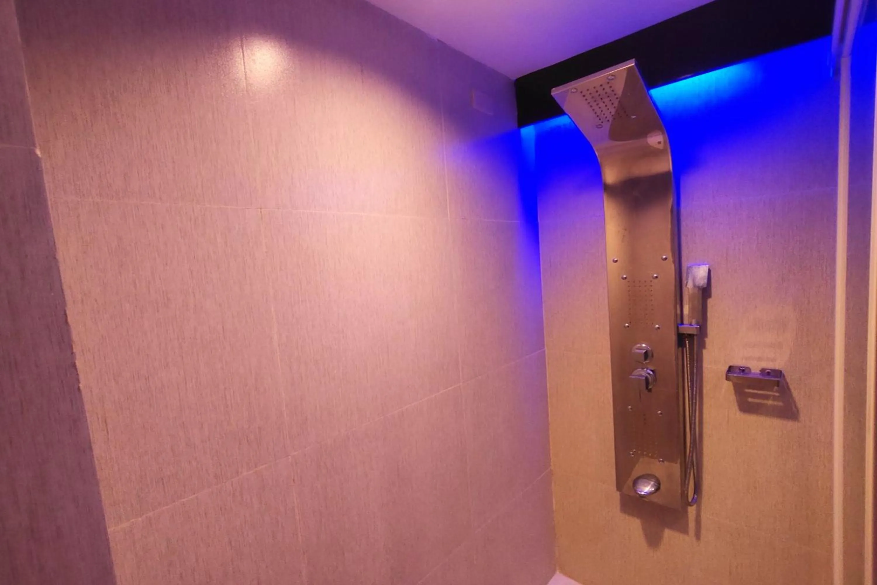 Shower in Bergamo Hotel Lingayen