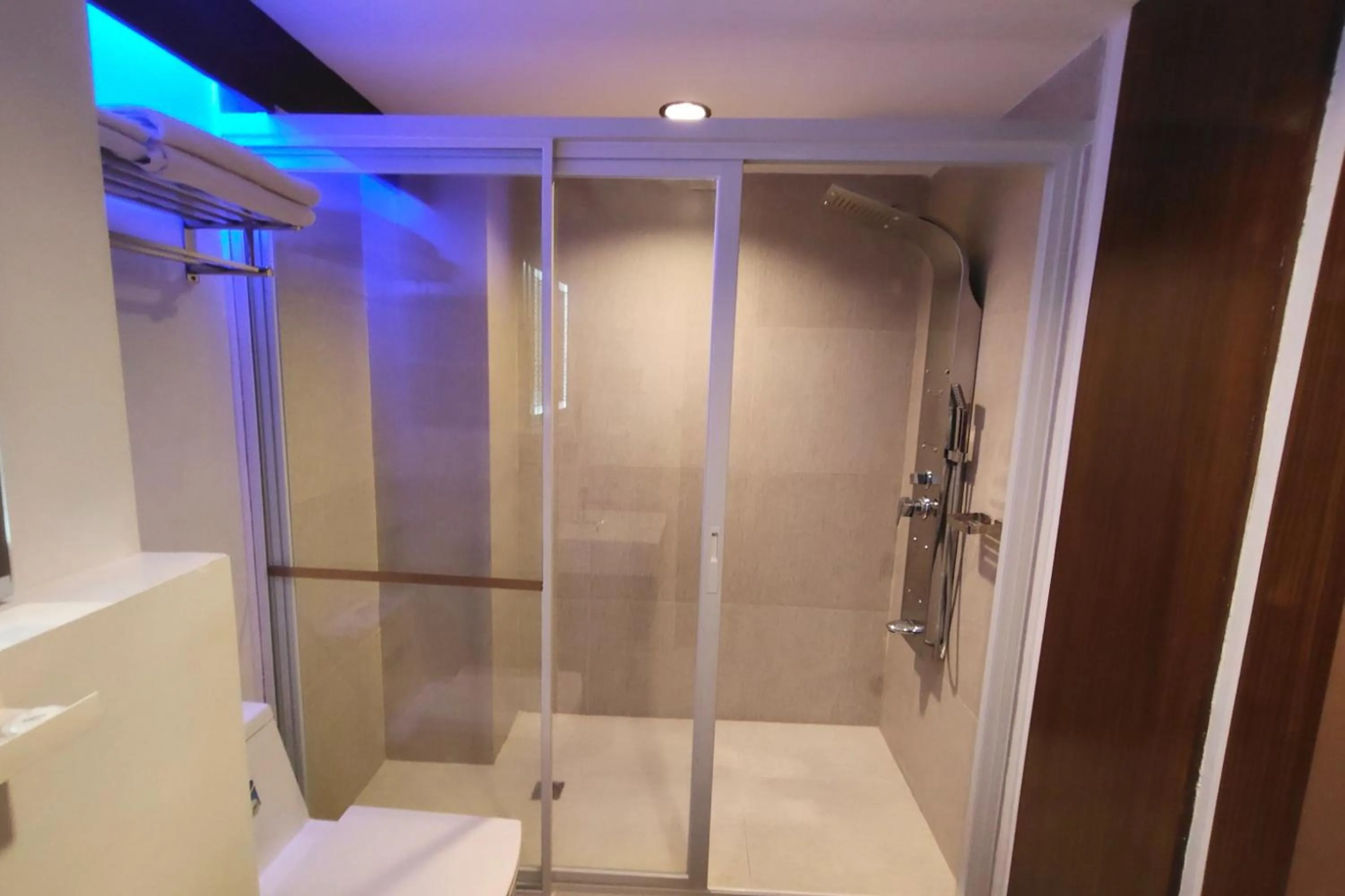 Shower in Bergamo Hotel Lingayen