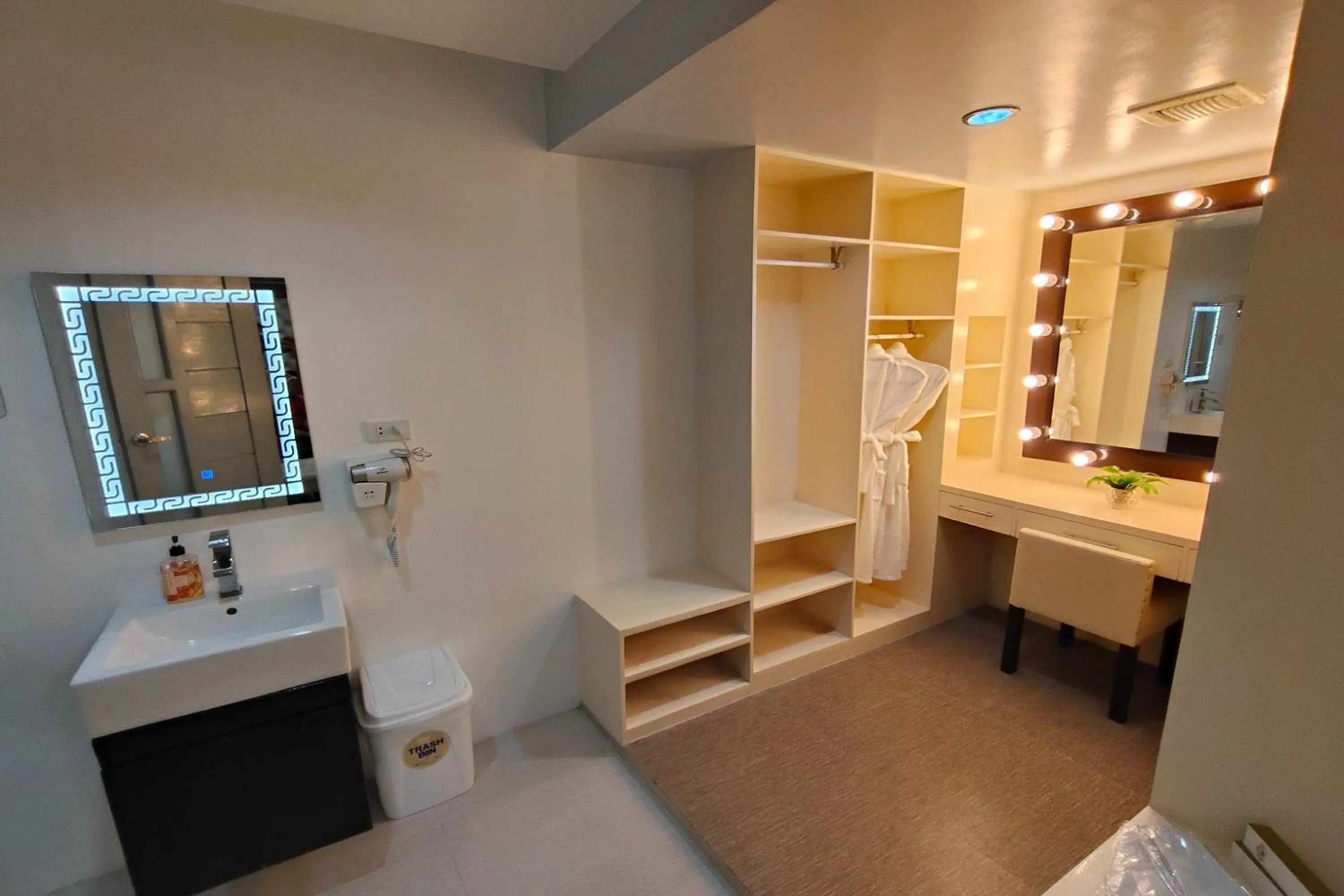 wardrobe in Bergamo Hotel Lingayen