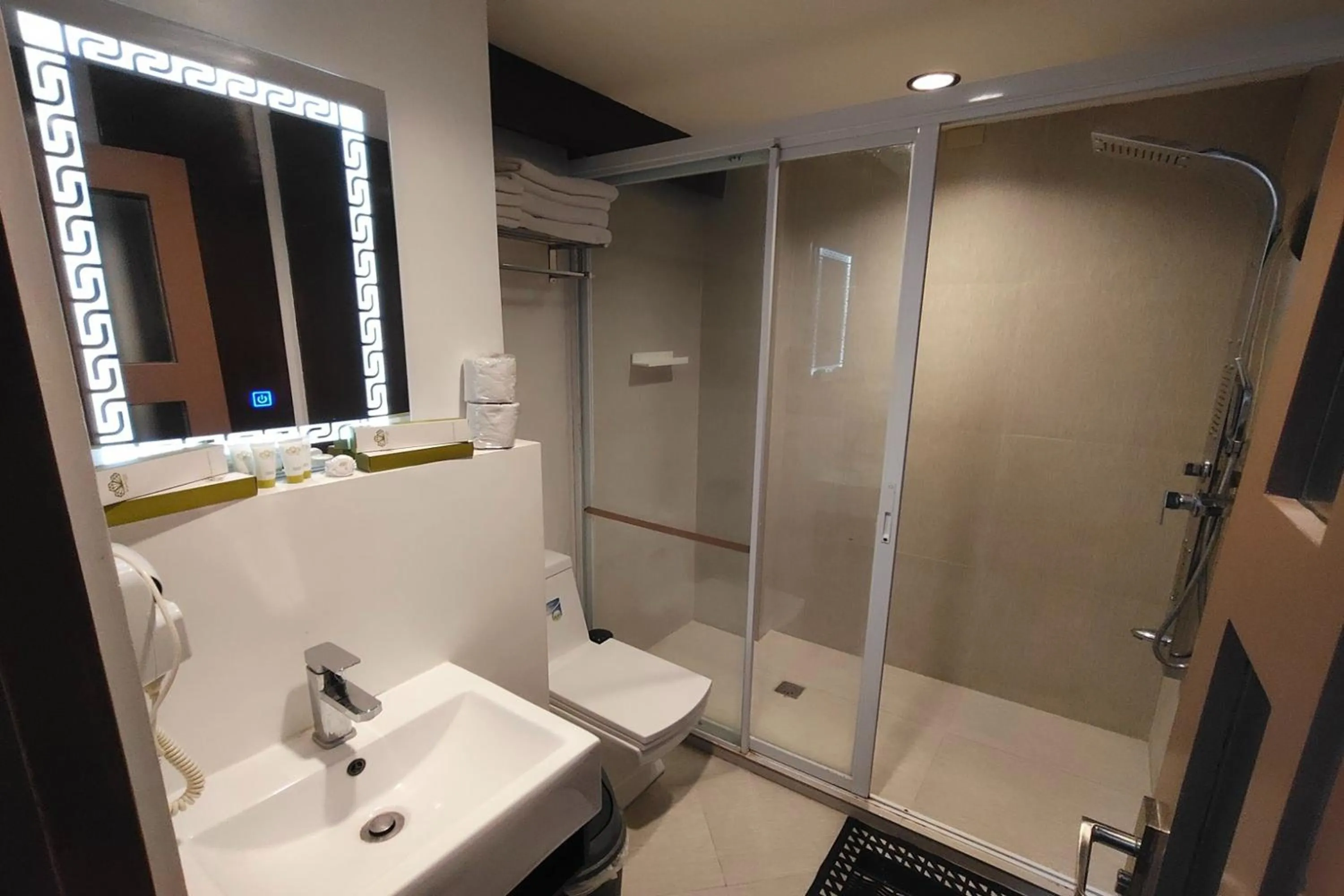 Shower in Bergamo Hotel Lingayen