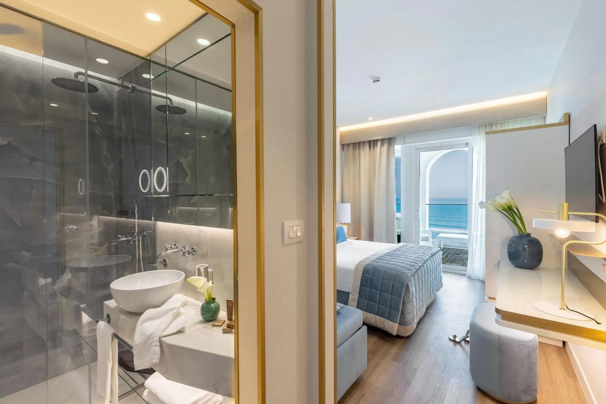 Bathroom, Bed in Hotel Tiffany's