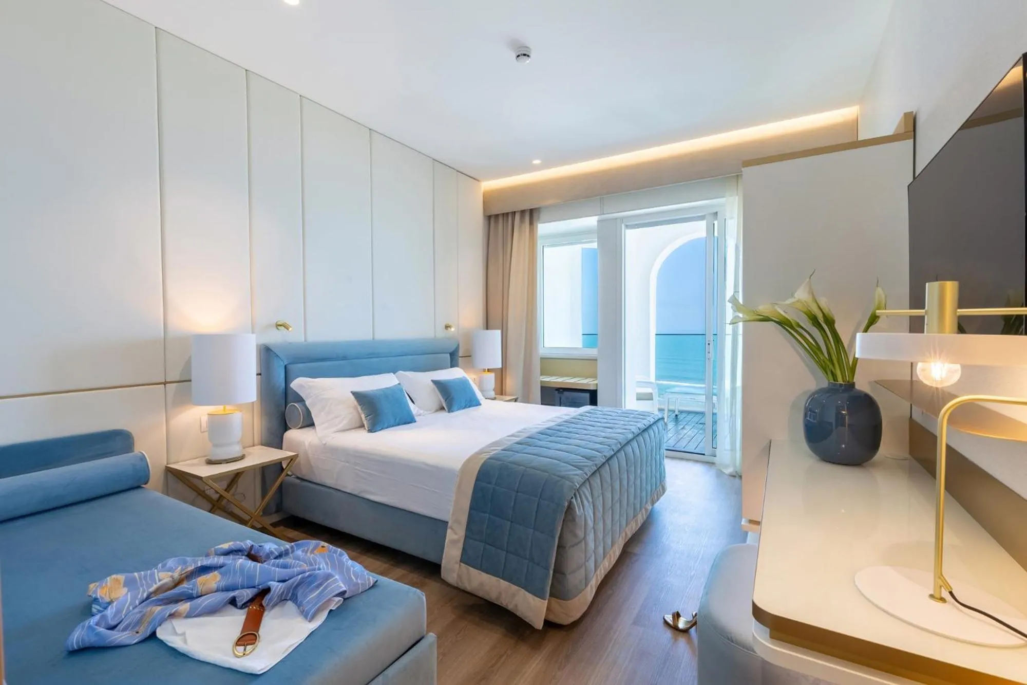 View (from property/room), Bed in Hotel Tiffany's