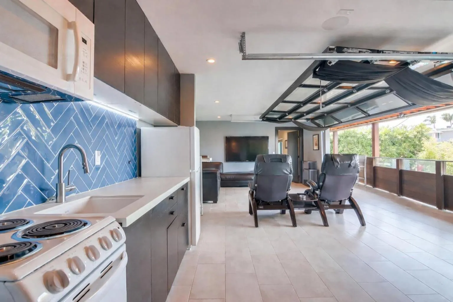 TV and multimedia in Contemporary Ocean Sunset Views with Firepit Pt Loma close to PLNU