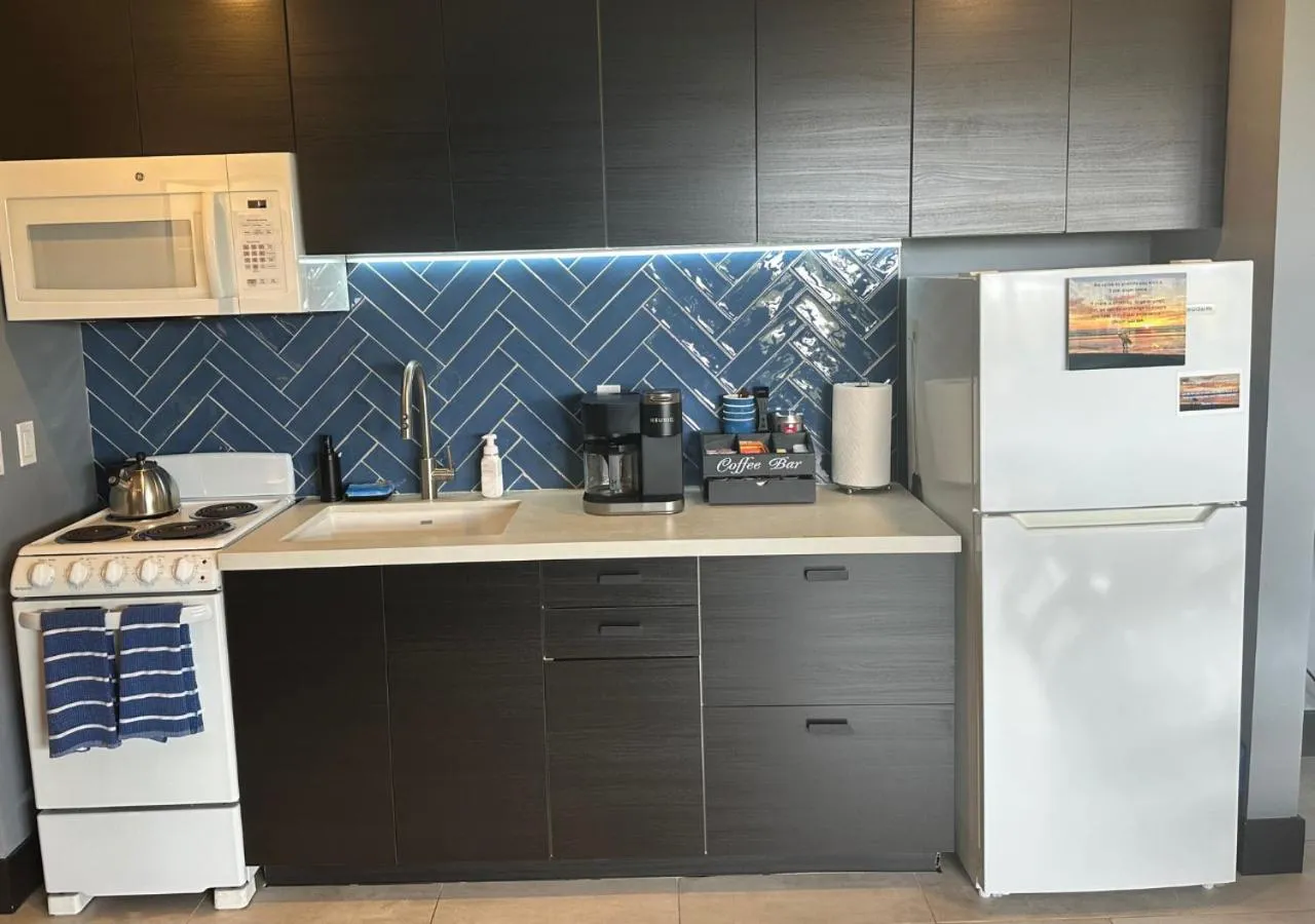 Coffee/tea facilities in Contemporary Ocean Sunset Views with Firepit Pt Loma close to PLNU