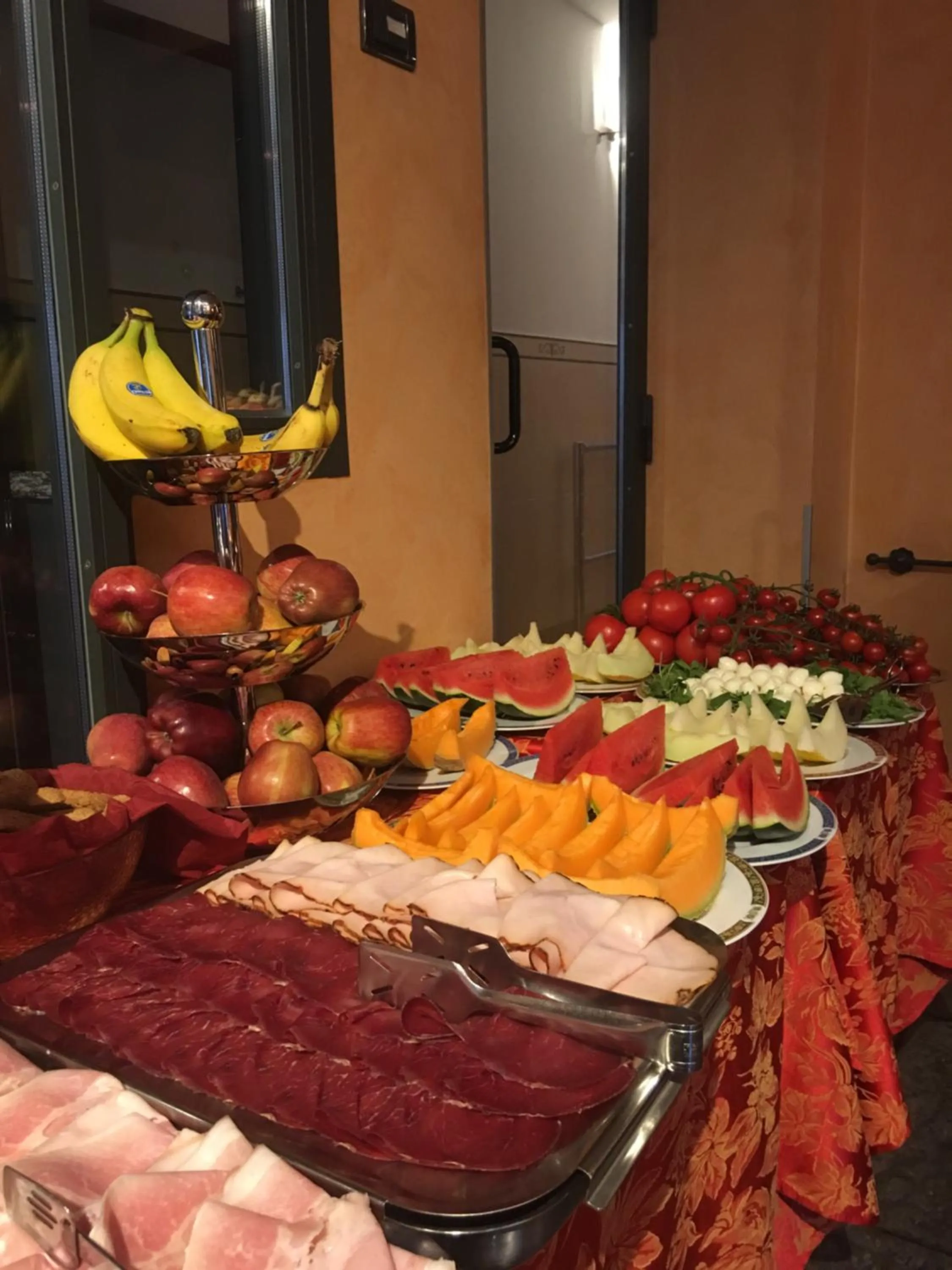 Buffet breakfast in In Riva Al Lago