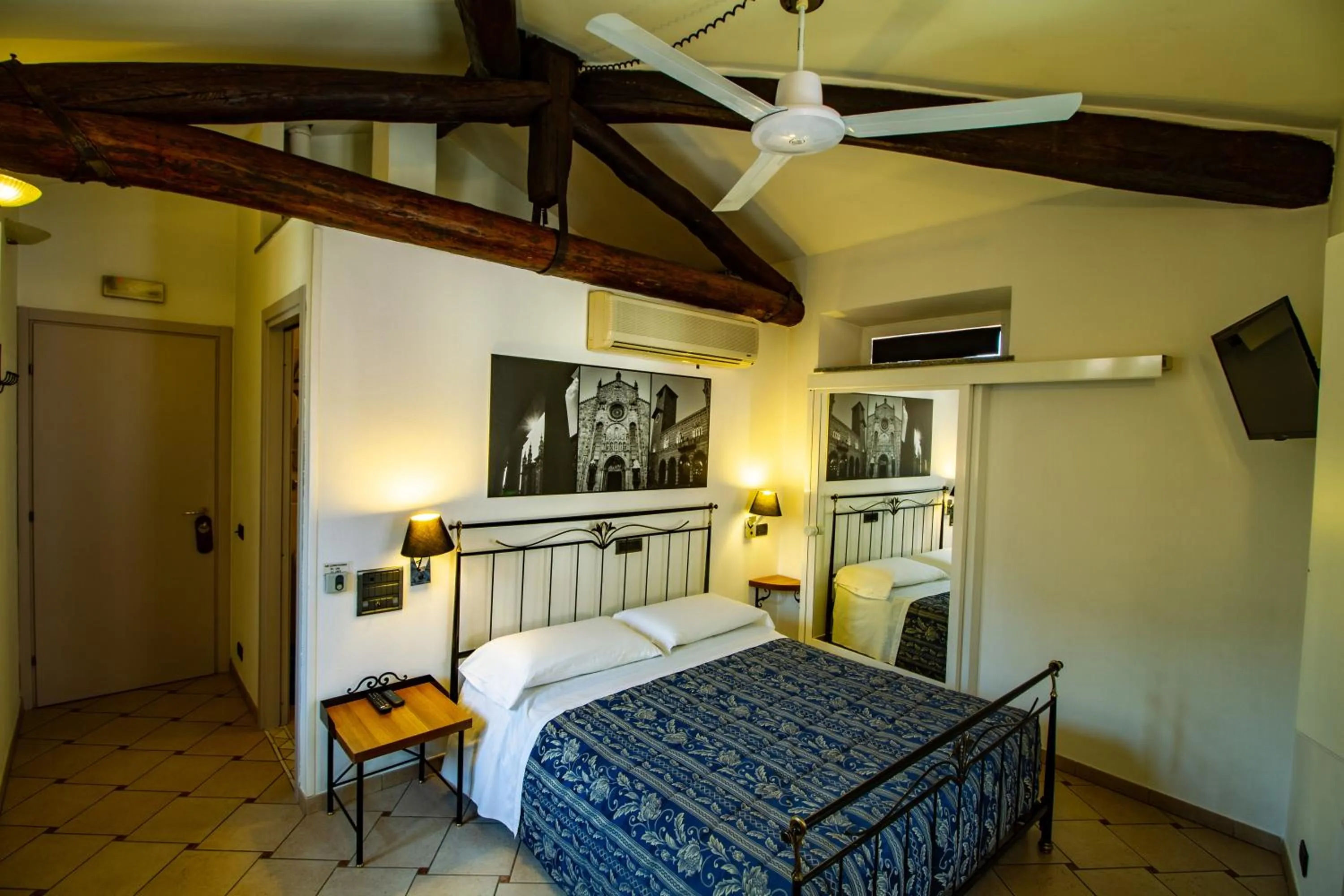 Photo of the whole room in In Riva Al Lago