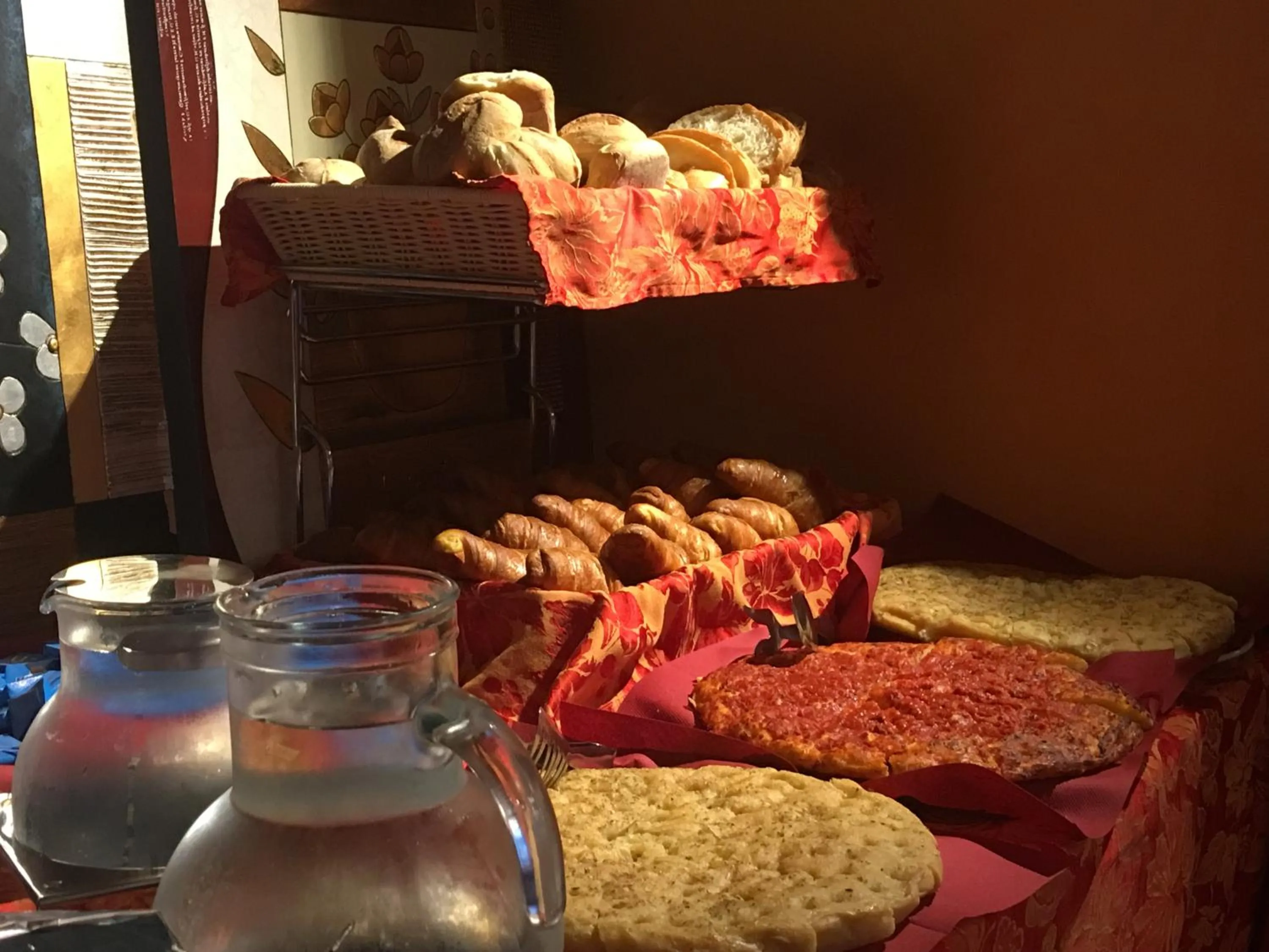 Buffet breakfast in In Riva Al Lago