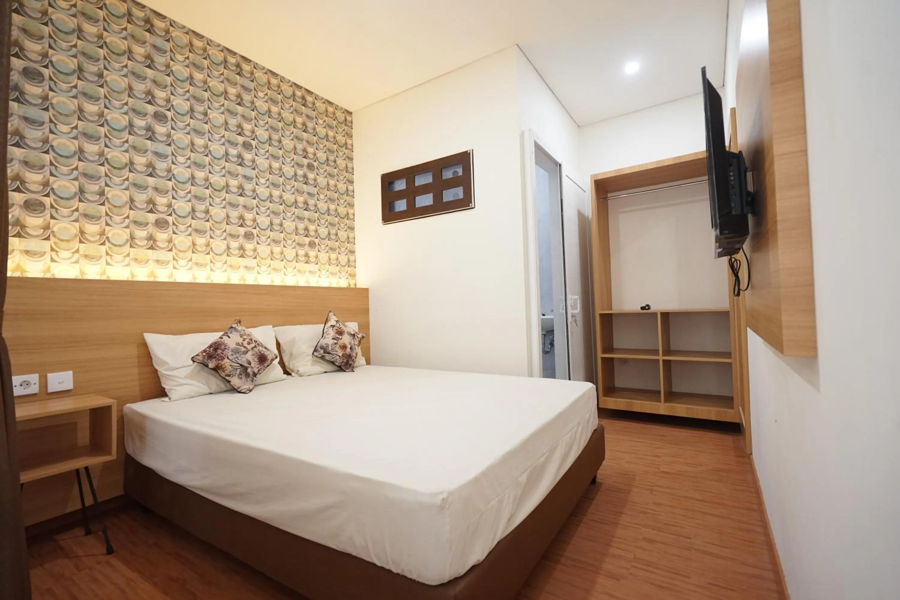 Single Room with Private Bathroom in SENAYAN SUITES