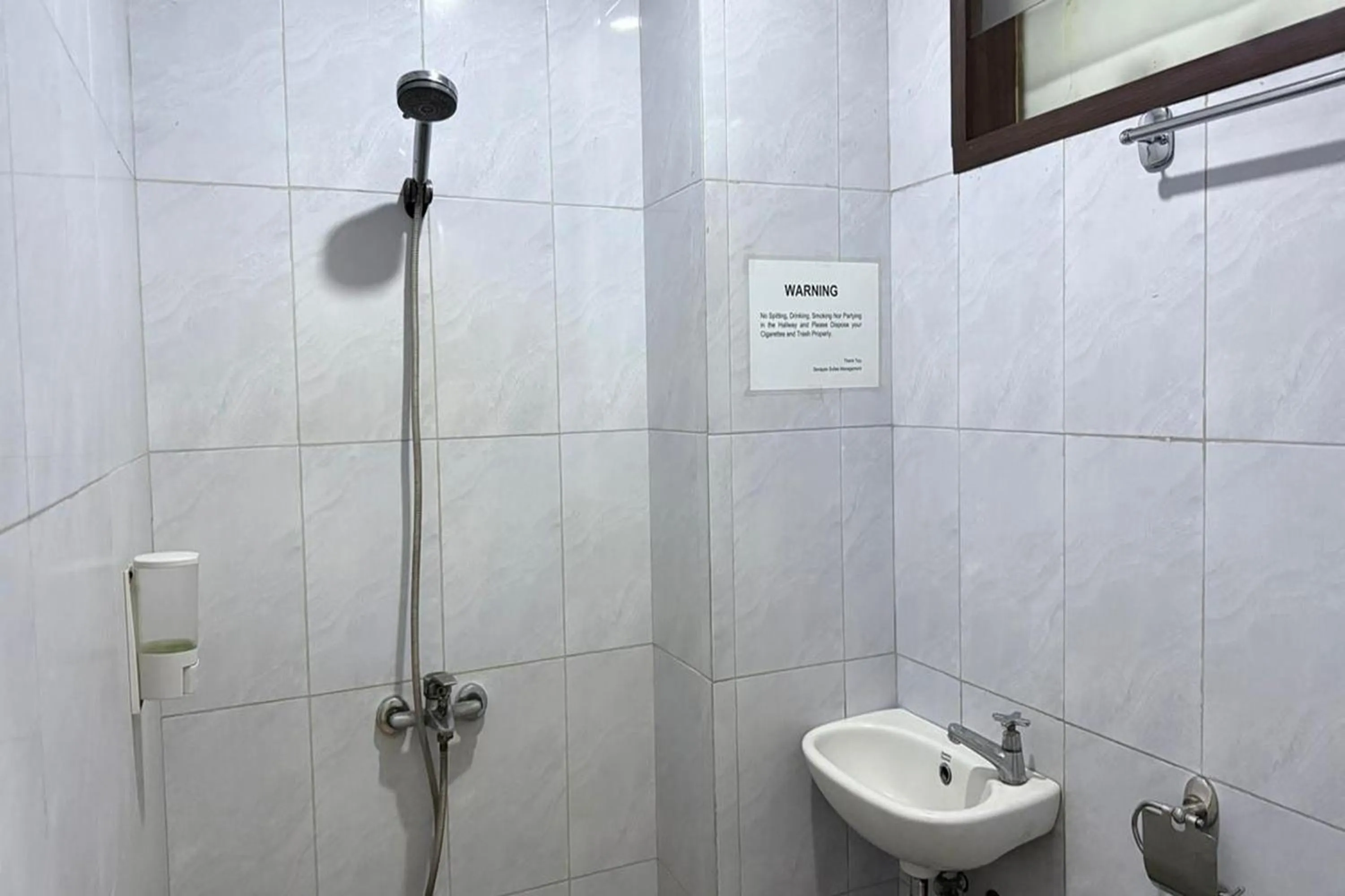 Shower in Senayan Suites