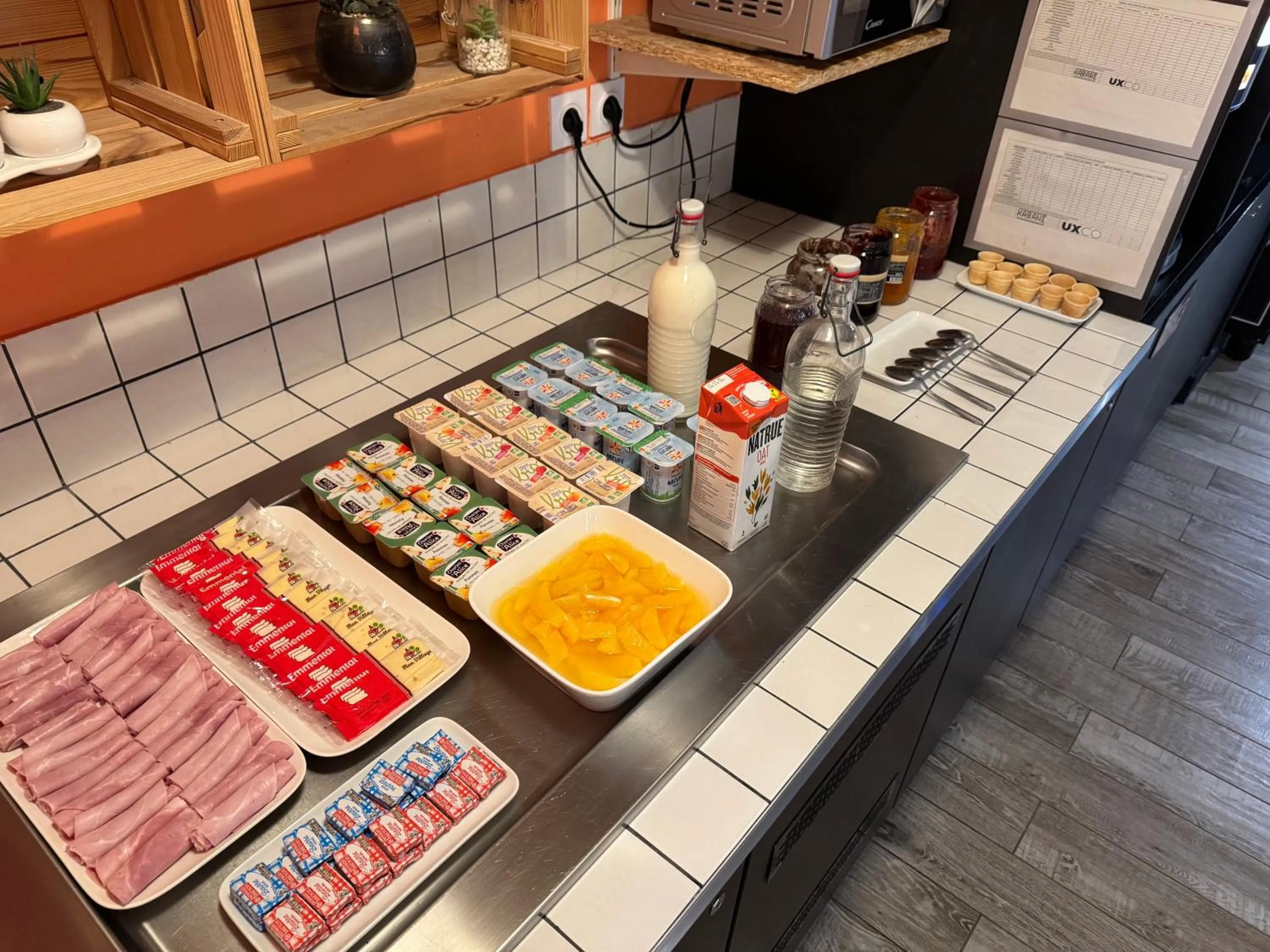 Buffet breakfast in Kabane Montpellier