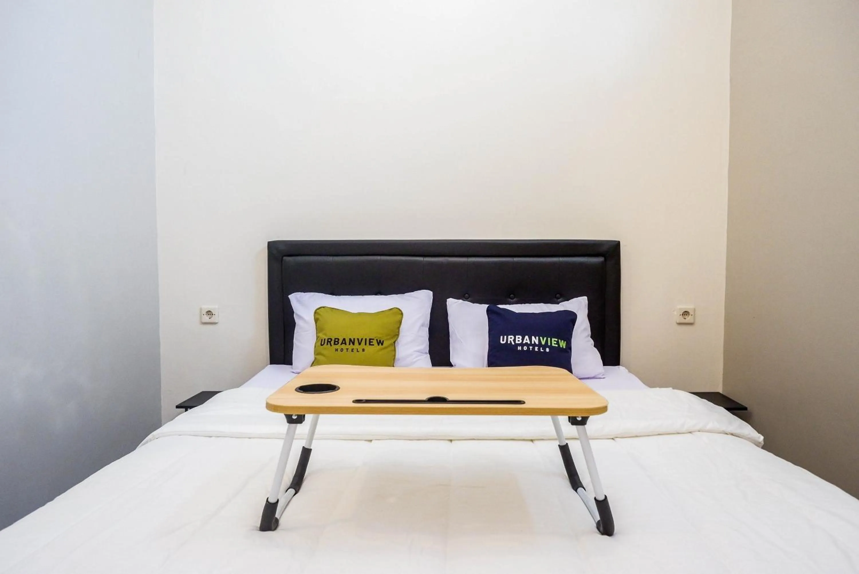 Bedroom, Bed in Urbanview Hotel near Alun Alun Tegal