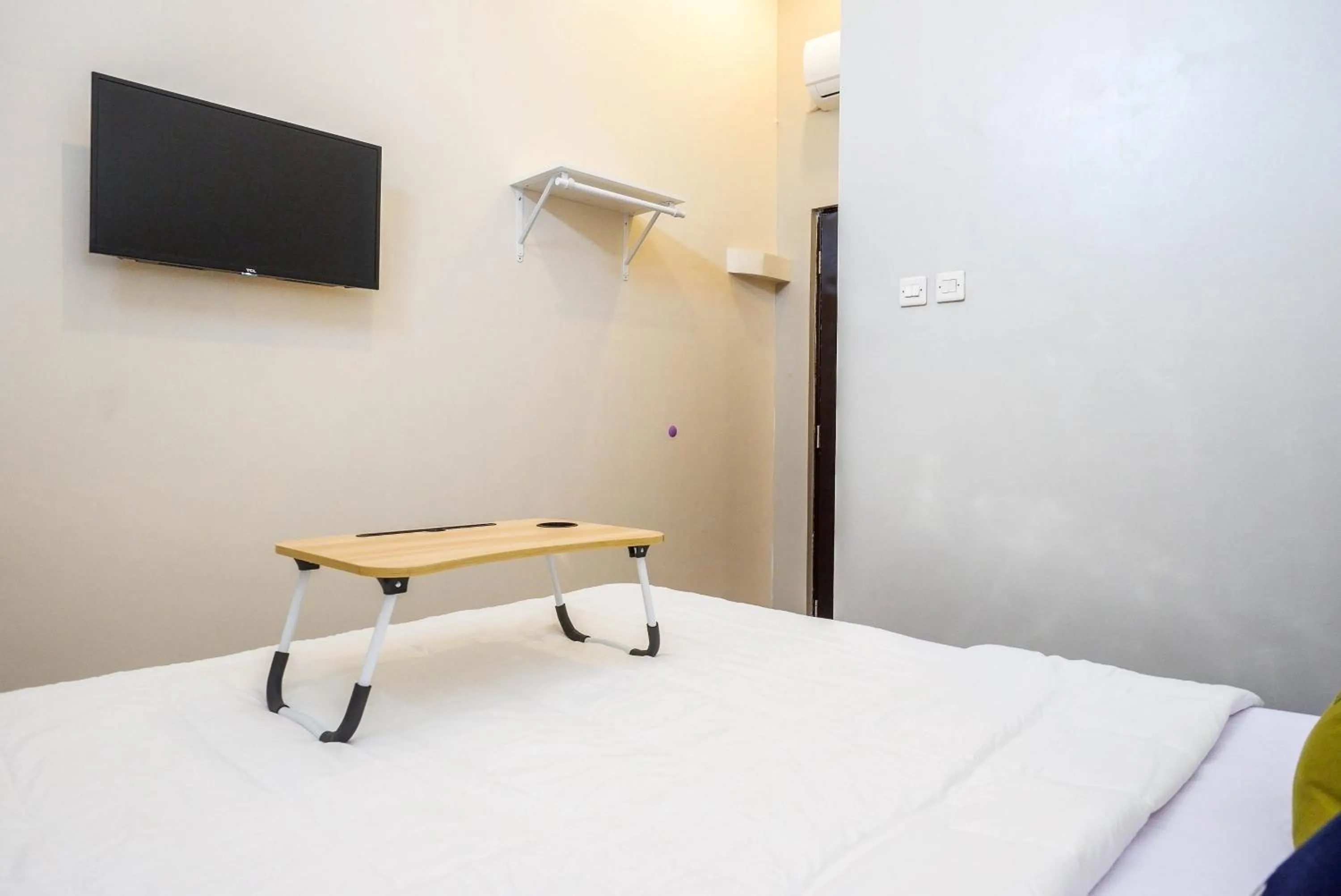 Bedroom, Bed in Urbanview Hotel near Alun Alun Tegal