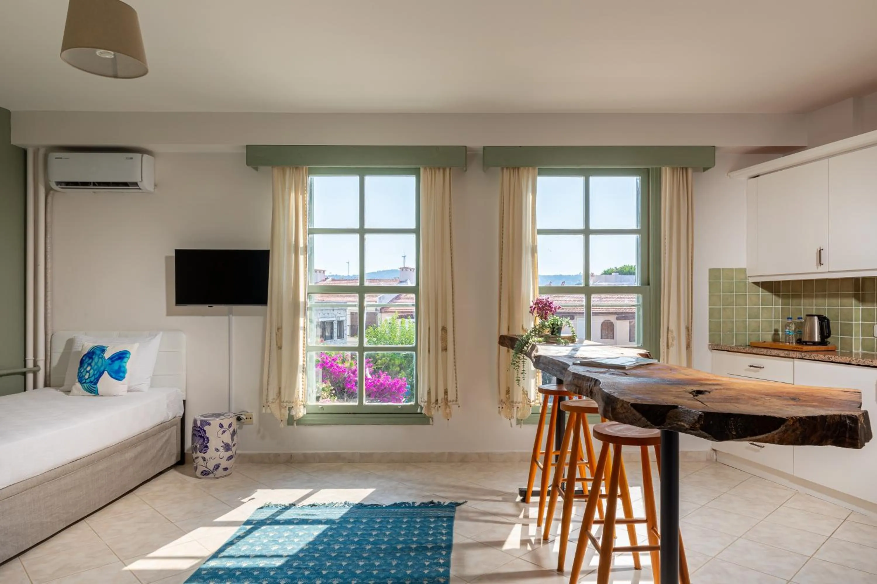 Photo of the whole room in Cumbalıca Beach Hotel