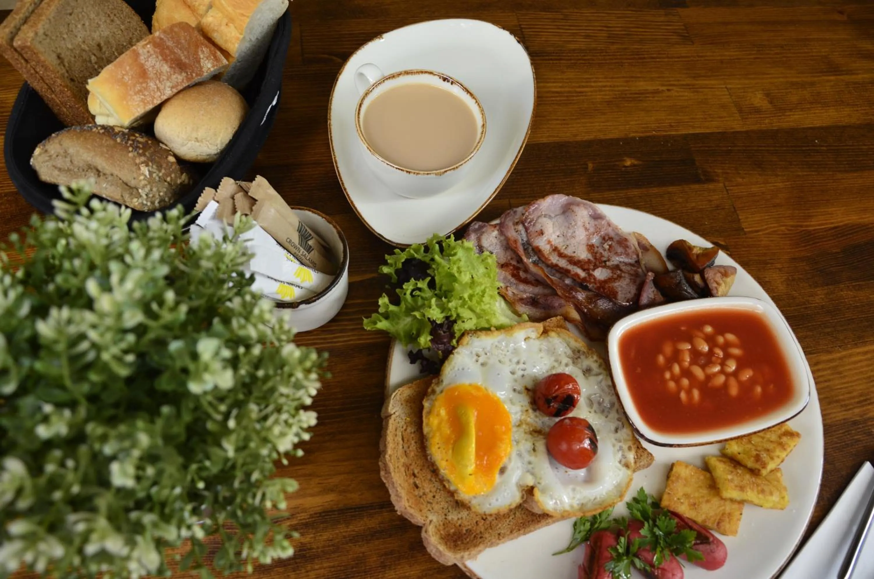 Restaurant/places to eat in Crown Salamis Hotel