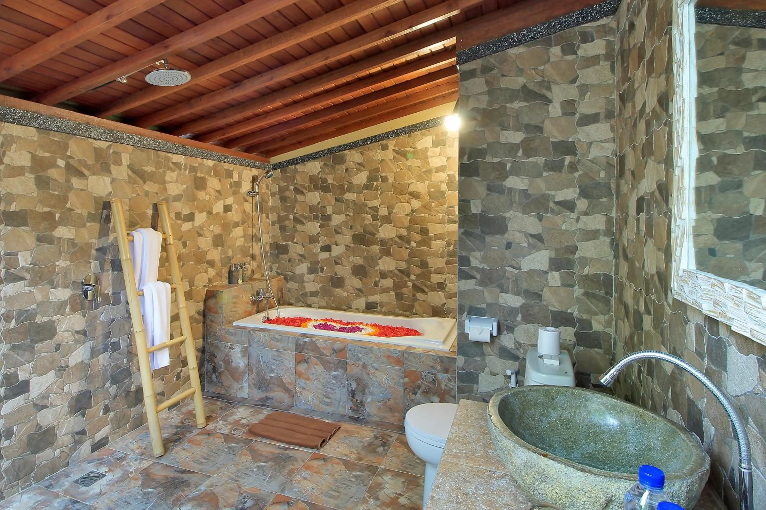 Toilet in Hanaya Ubud Villa