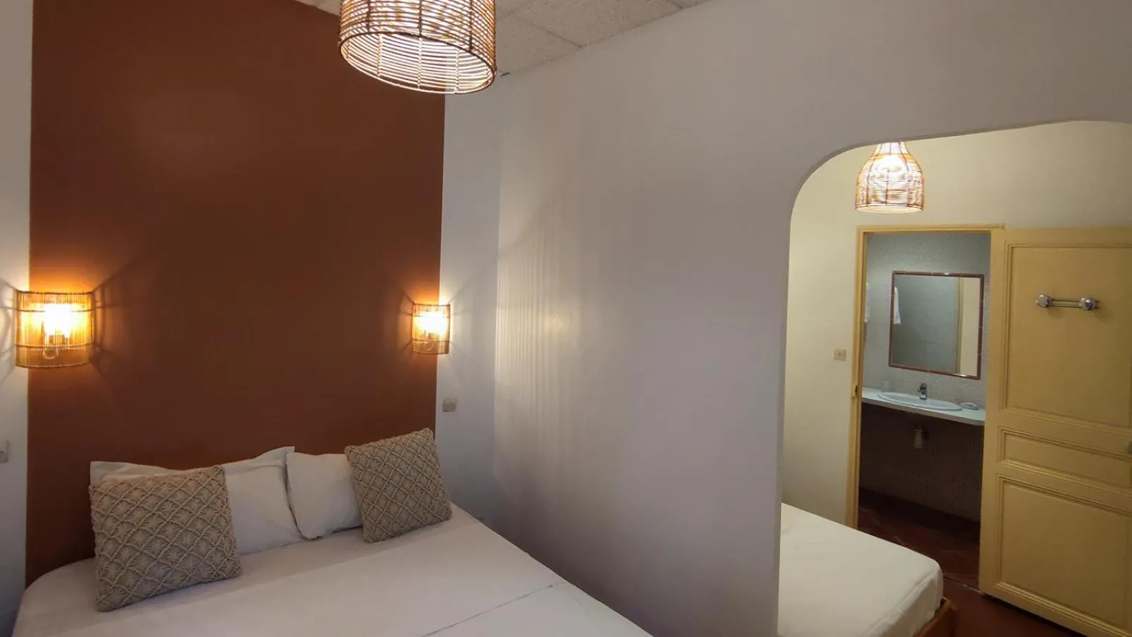 Bed in Logis Hôtel & Restaurant du Parc