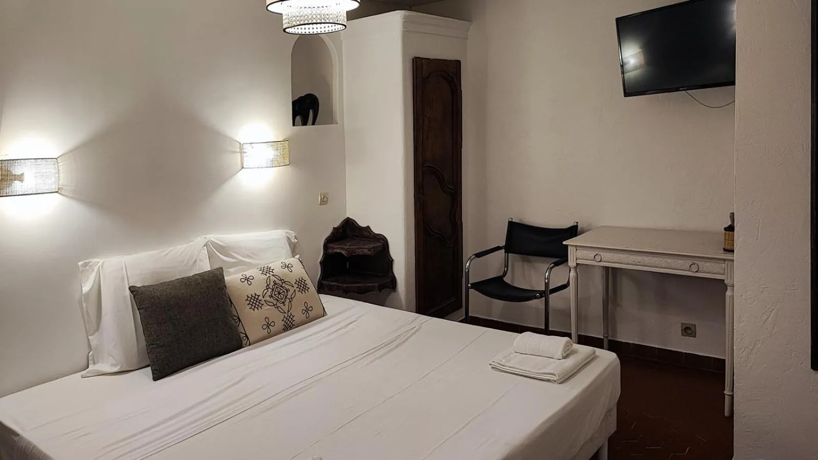Bed in Logis Hôtel & Restaurant du Parc
