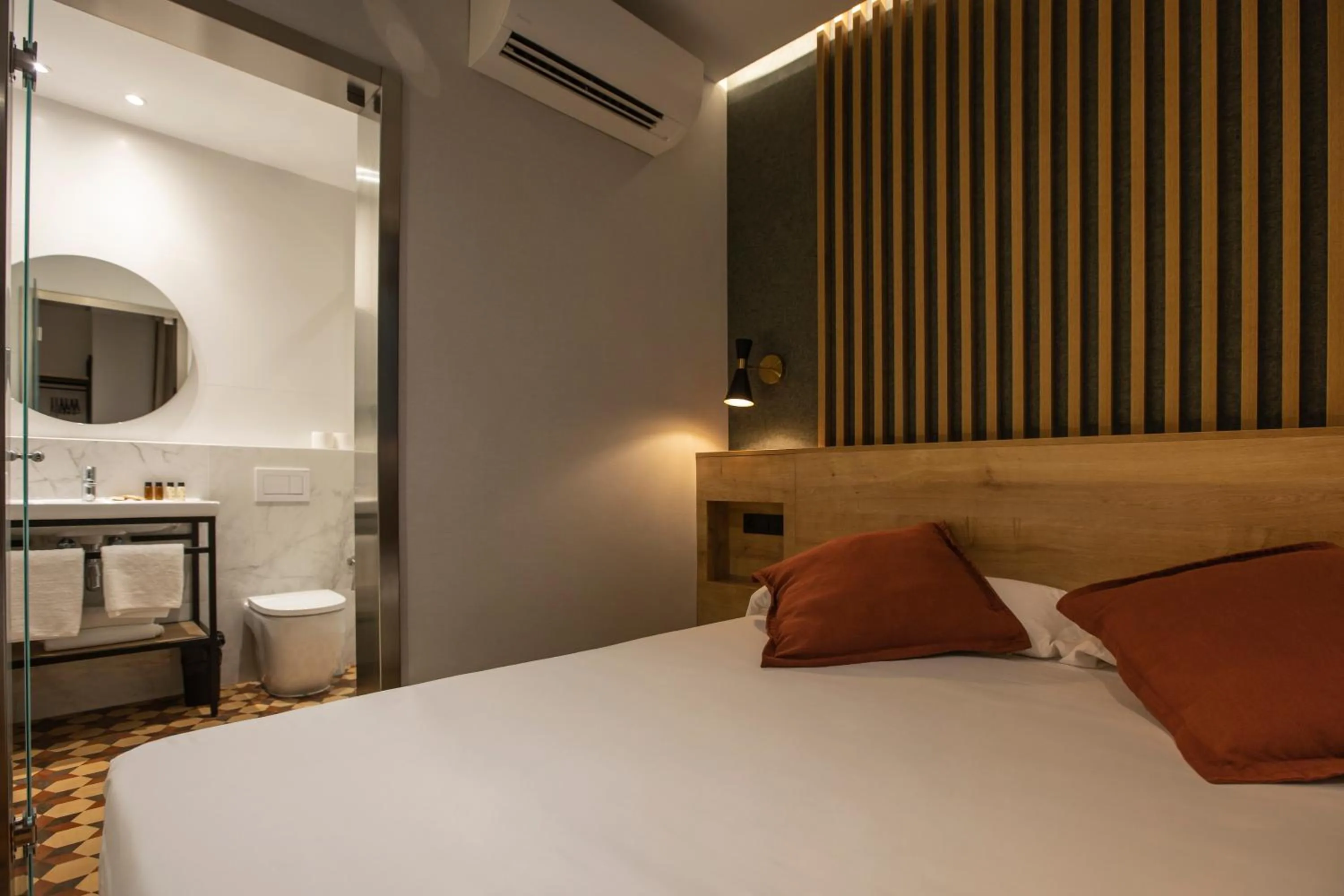 Bedroom, Bed in Fontanella By BCN URBAN Rooms